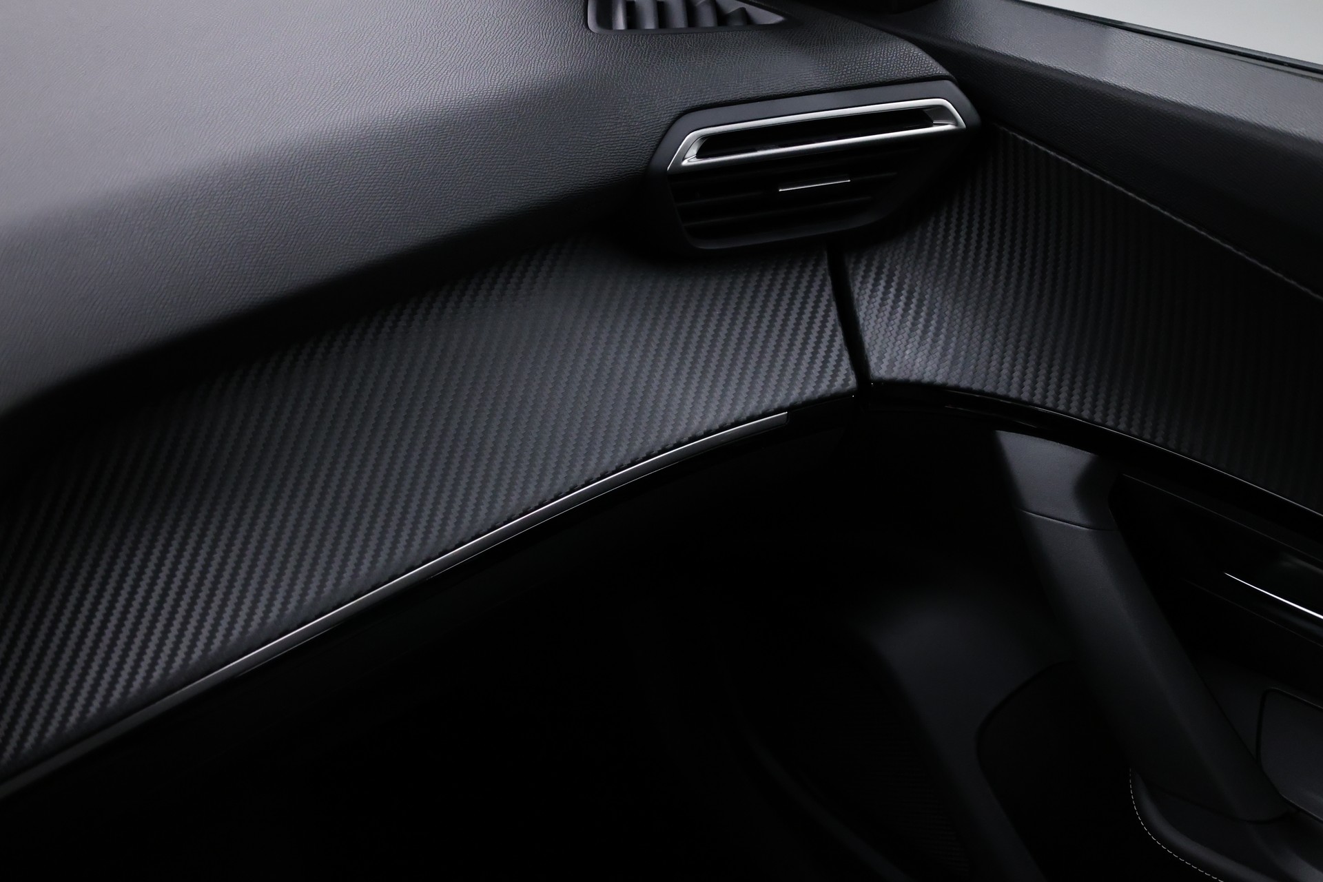 PEUGEOT 2008 1.2 Hybrid 145 Allure Premium-image-25