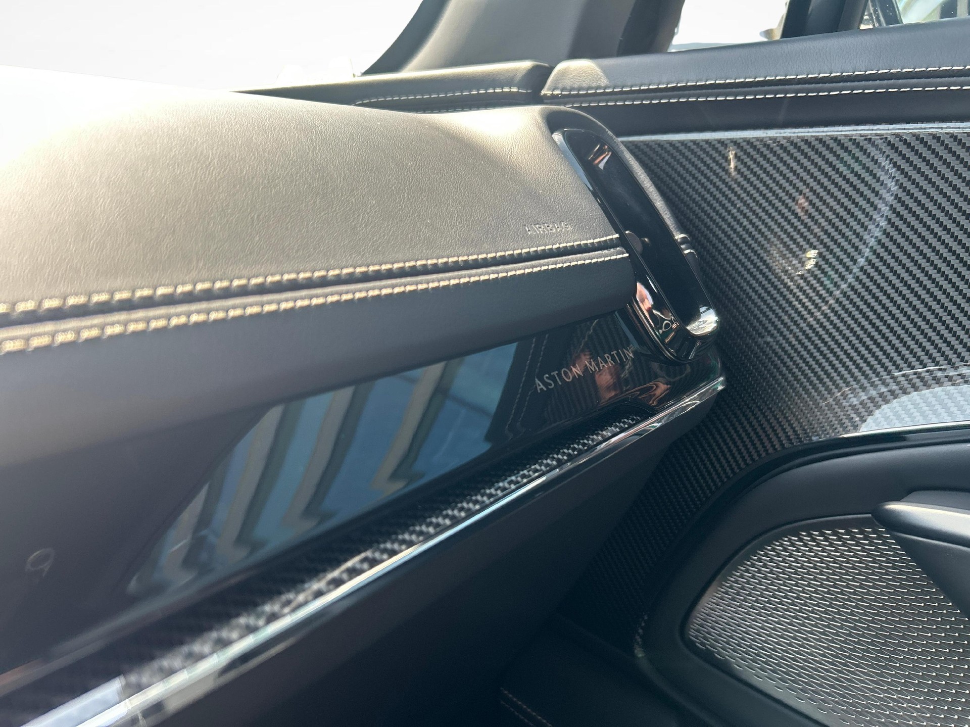 ASTON MARTIN DBX 707 4.0 V8 Bi-Turbo-image-17