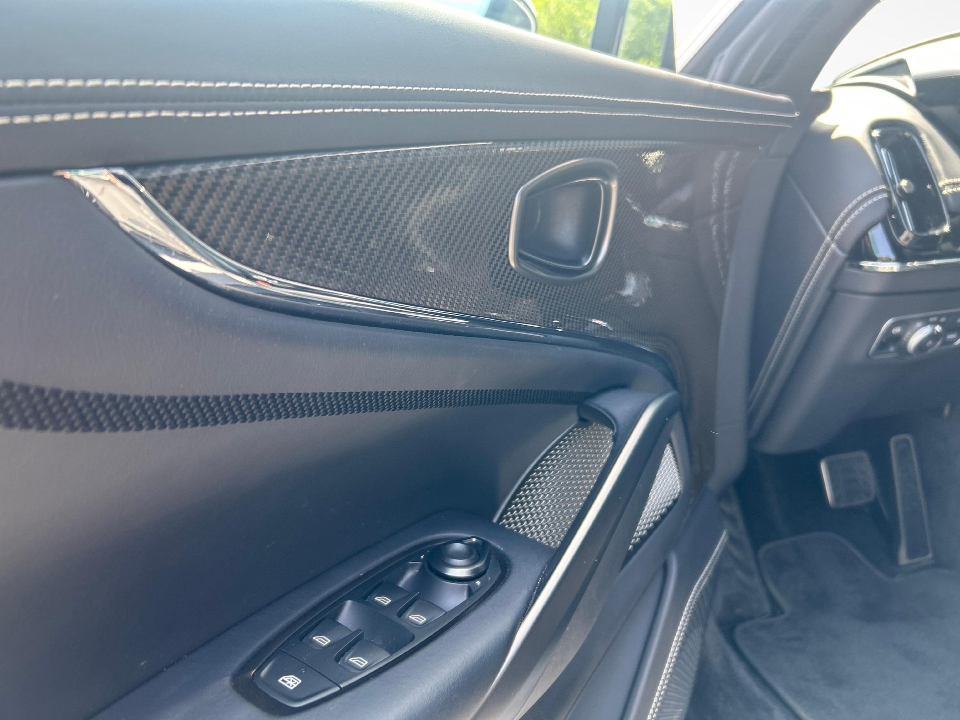 ASTON MARTIN DBX 707 4.0 V8 Bi-Turbo-image-15