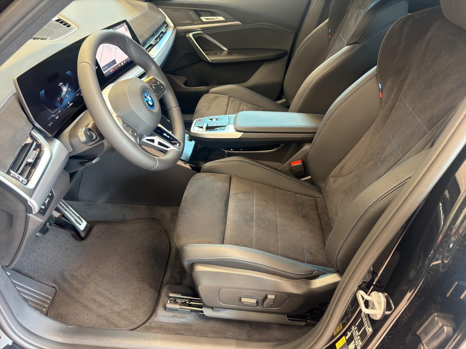 BMW iX1 xDrive 30 M Sport Edition-image-9