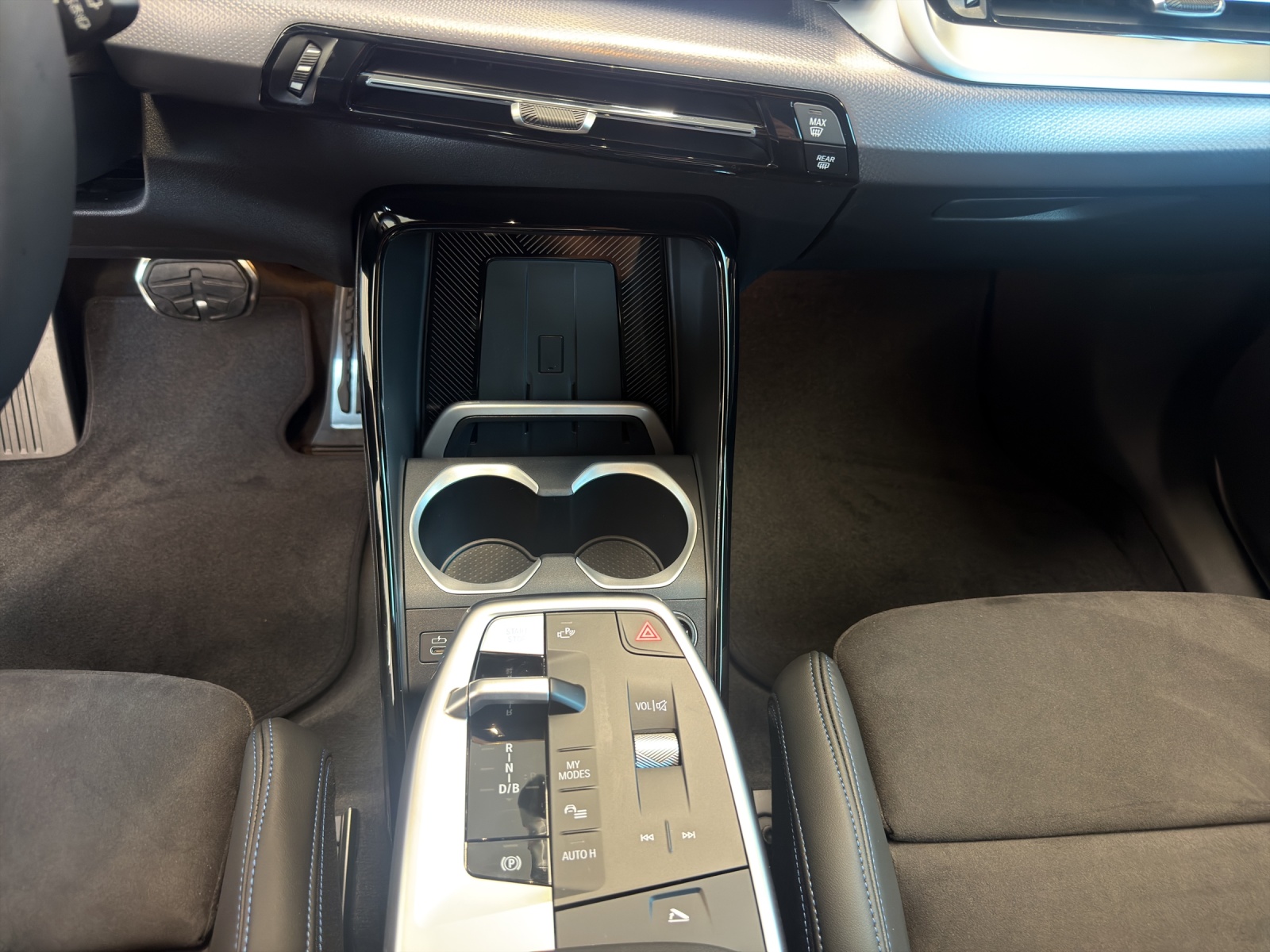 BMW iX1 xDrive 30 M Sport Edition-image-17