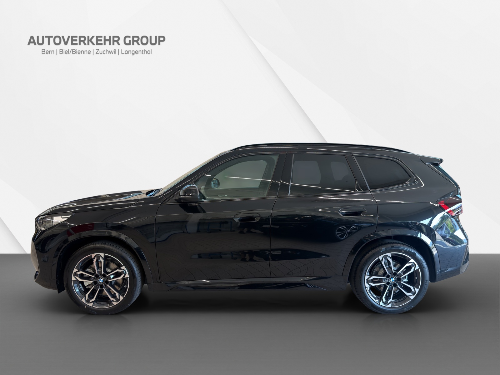 BMW iX1 xDrive 30 M Sport Edition-showroom-element-2