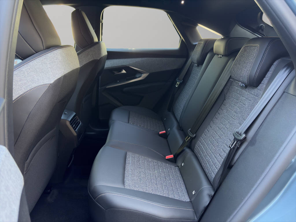PEUGEOT 3008 1.2 Hybrid Allure Premium-image-12