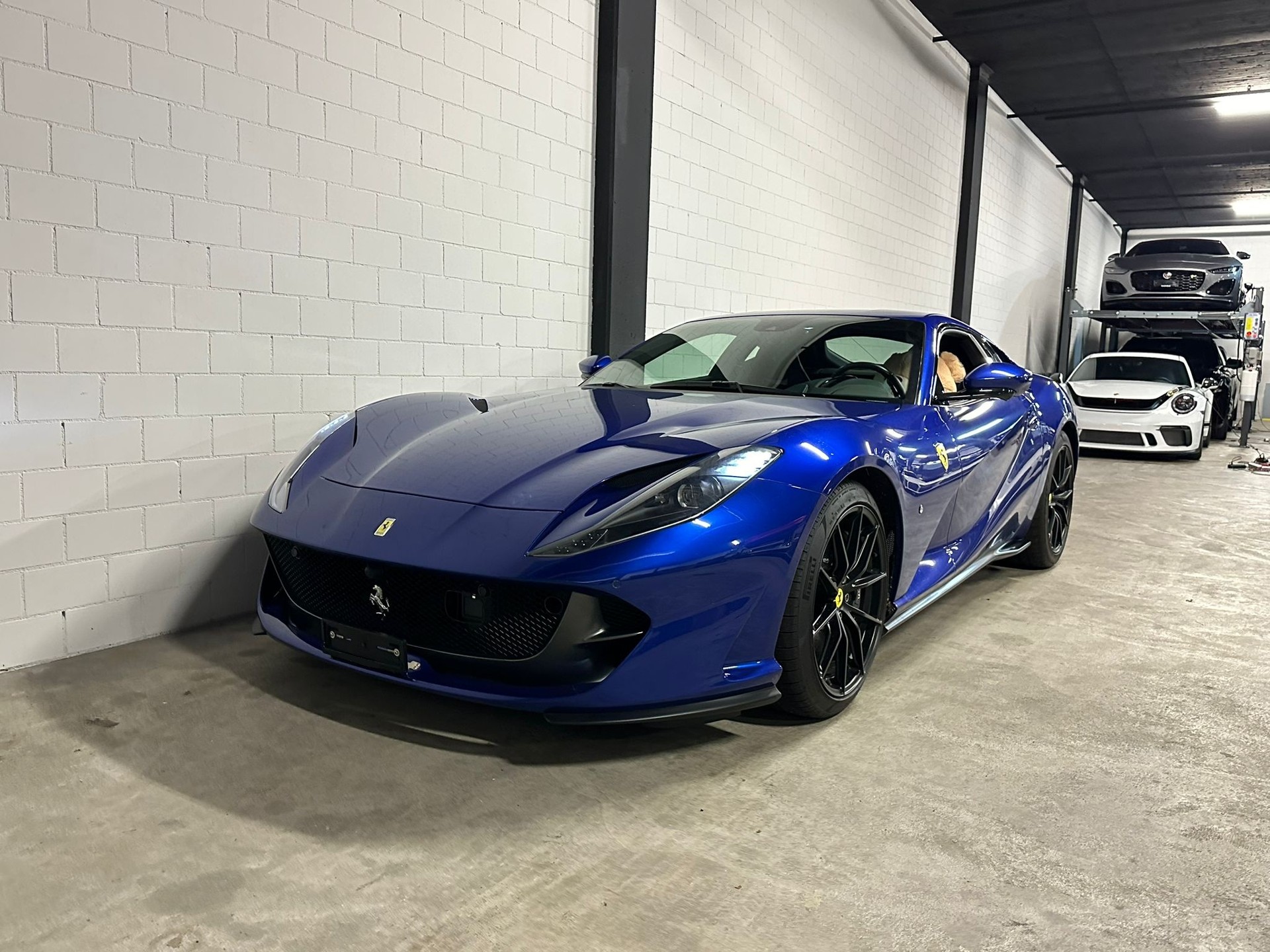 FERRARI 812 Superfast Einzelstück-showroom-element-1