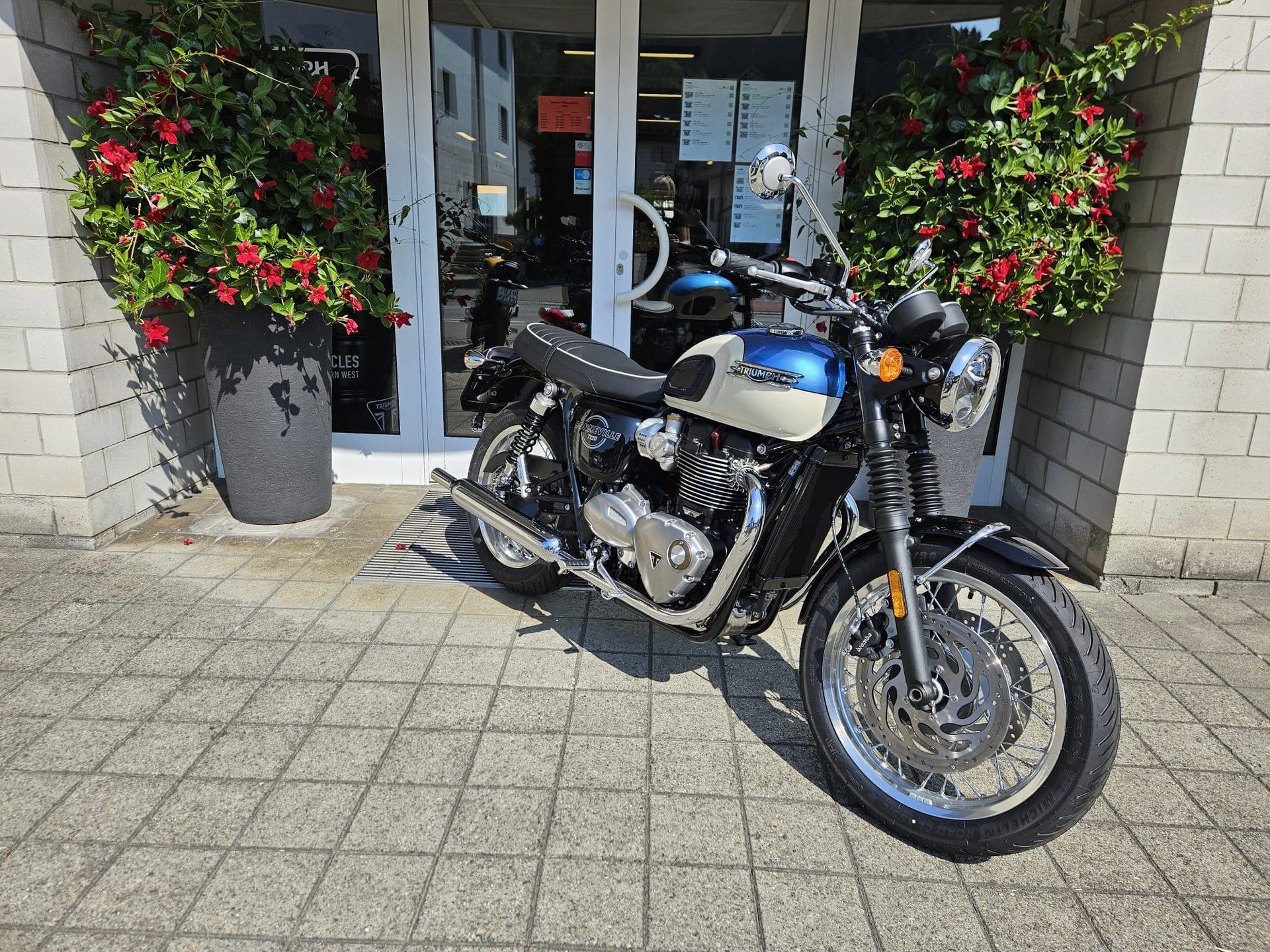 TRIUMPH Bonneville T120-image-2