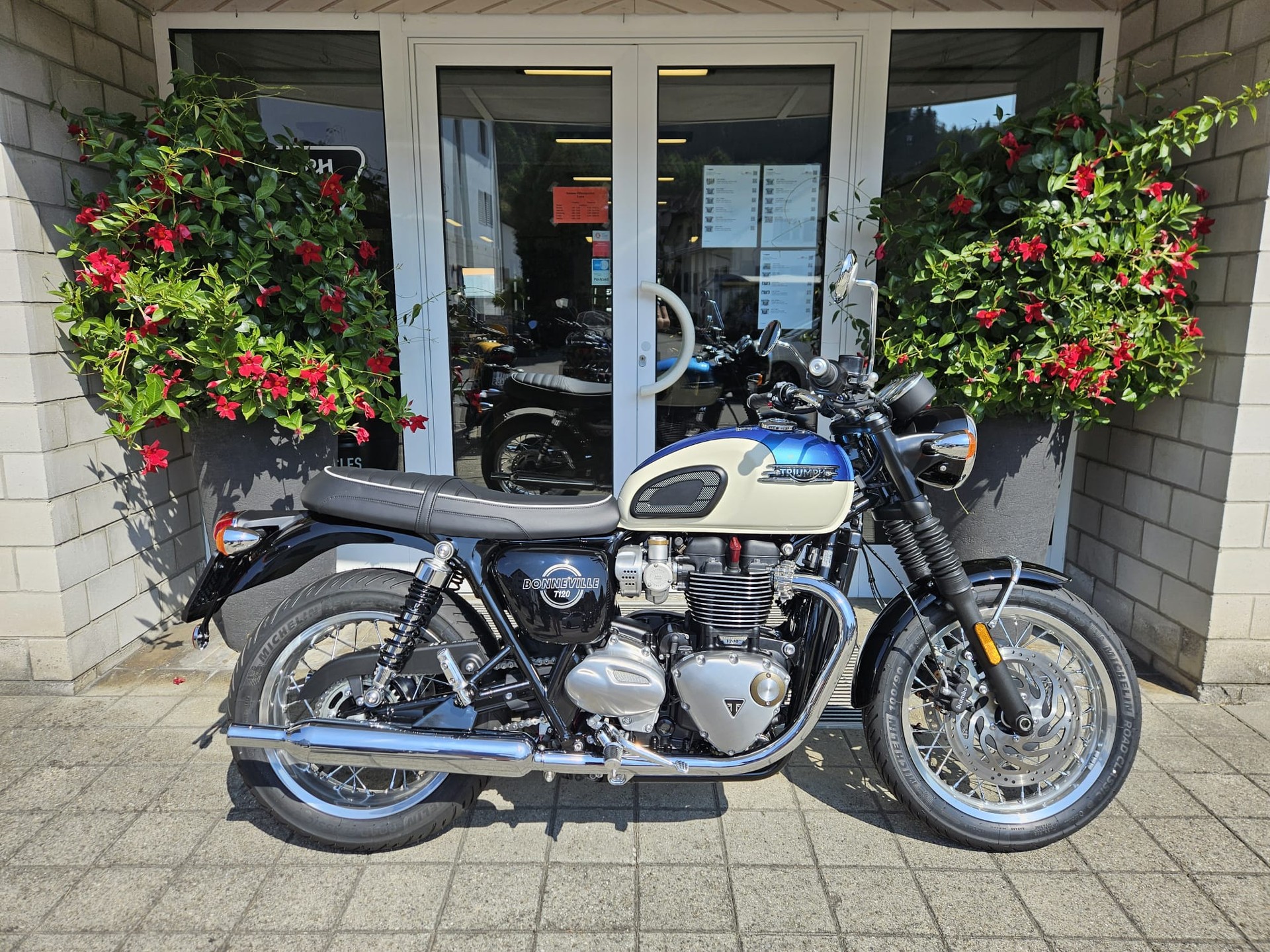 TRIUMPH Bonneville T120-image-1