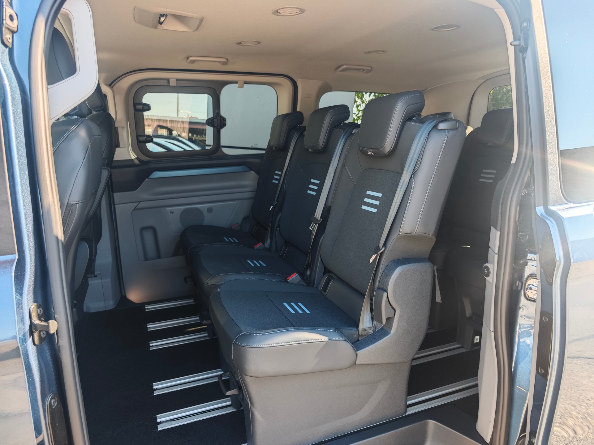 FORD Tourneo Bus 340 L1H1 PHEV Active-image-13