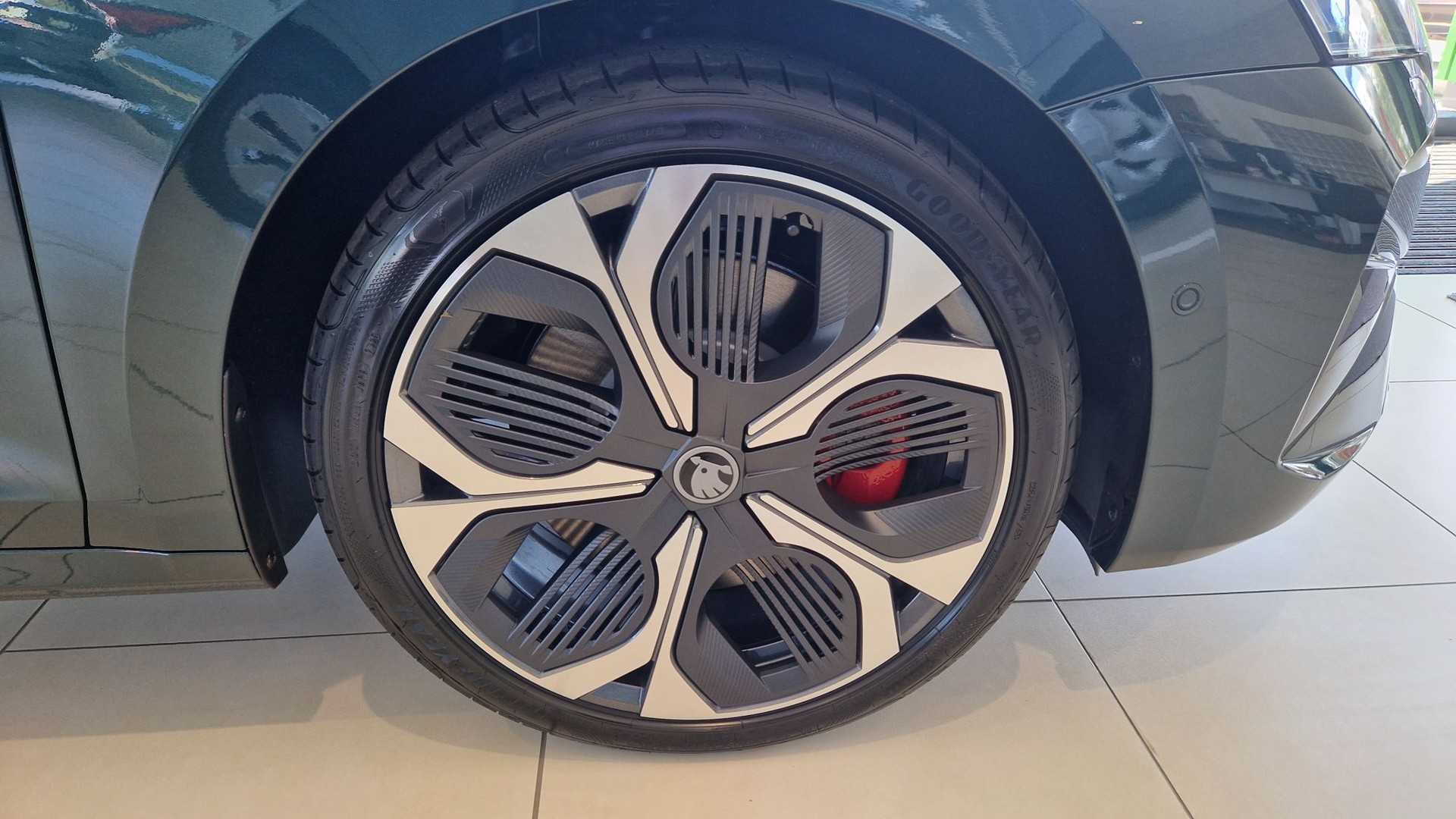 SKODA Octavia Combi 2.0 TSI DSG RS 30 Years Edition-image-11