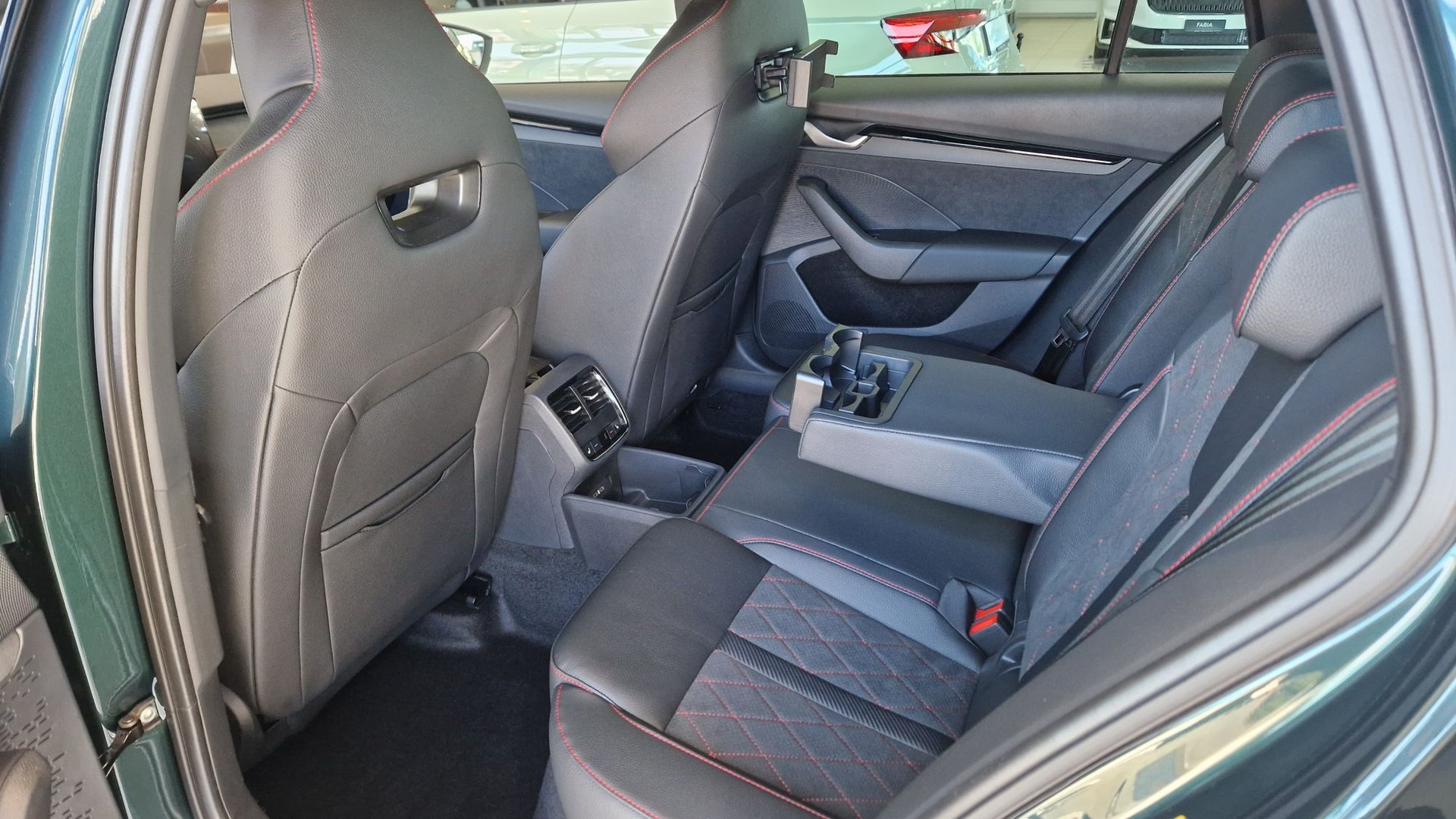 SKODA Octavia Combi 2.0 TSI DSG RS 30 Years Edition-image-7