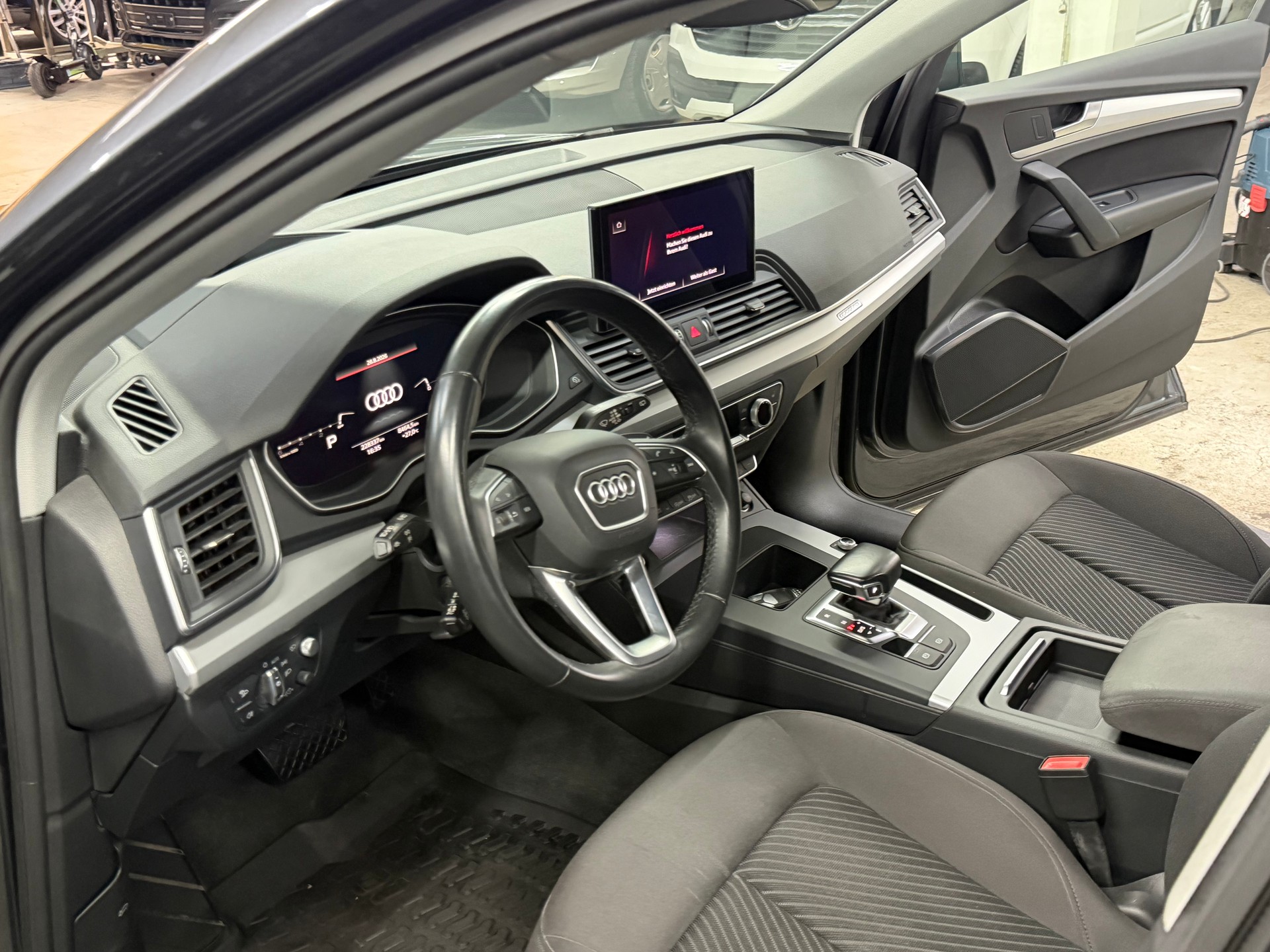 AUDI Q5 Sportback 40 TDI S line quattro S-tronic-image-7