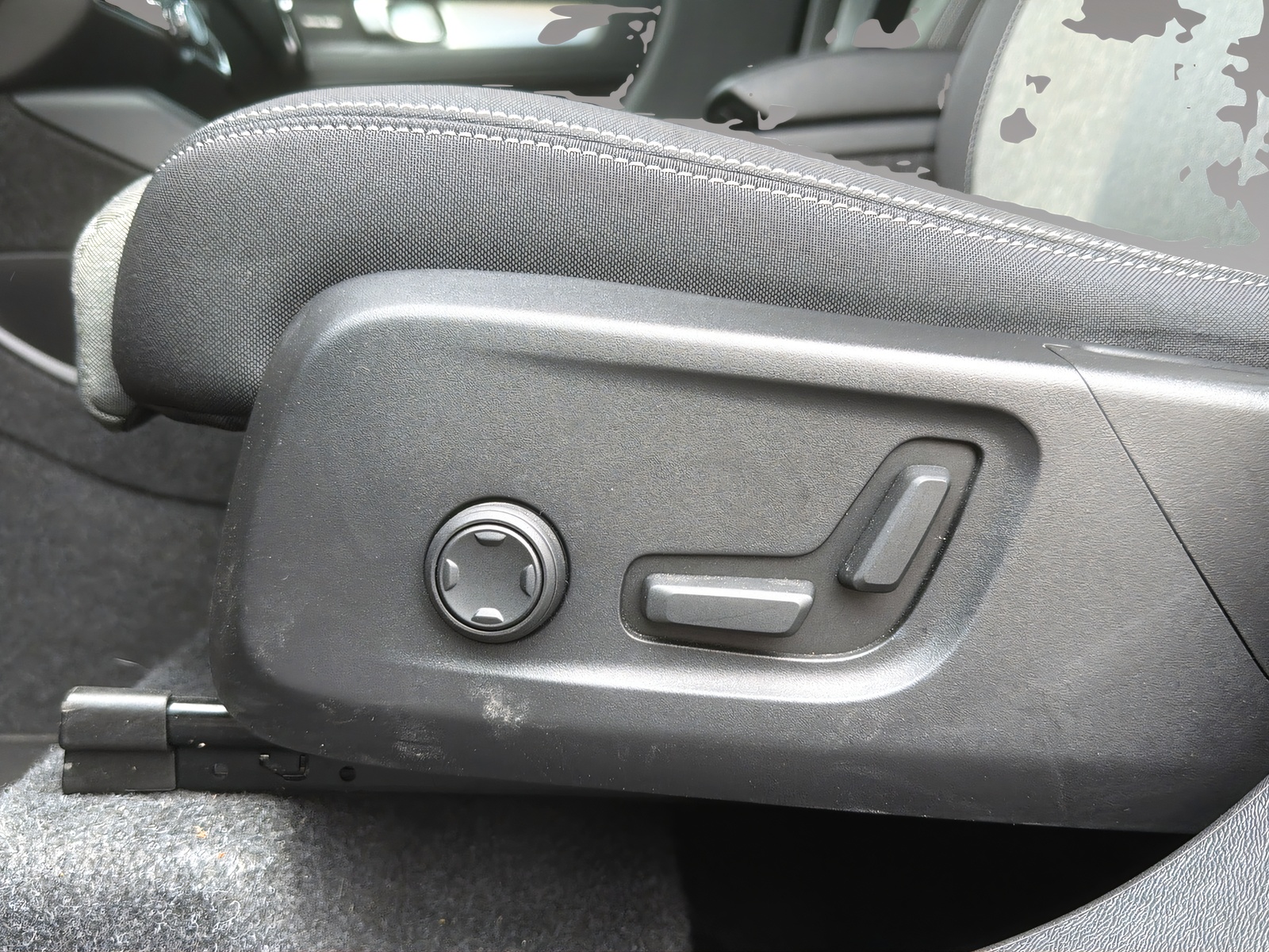 VOLVO XC40 2.0 B4 MH Plus Dark-image-15