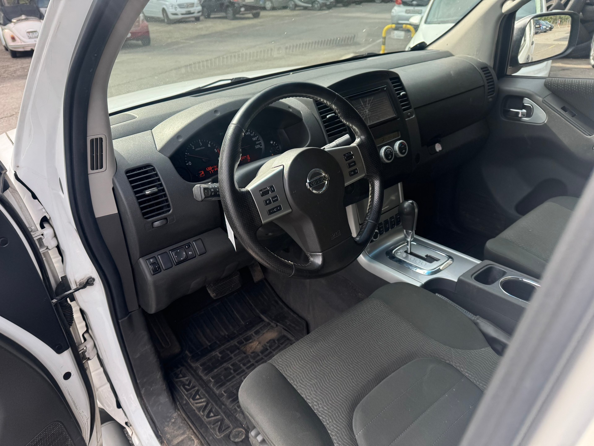 NISSAN Navara Double Cab SE 2.5 dCi 4WD Automat-image-10