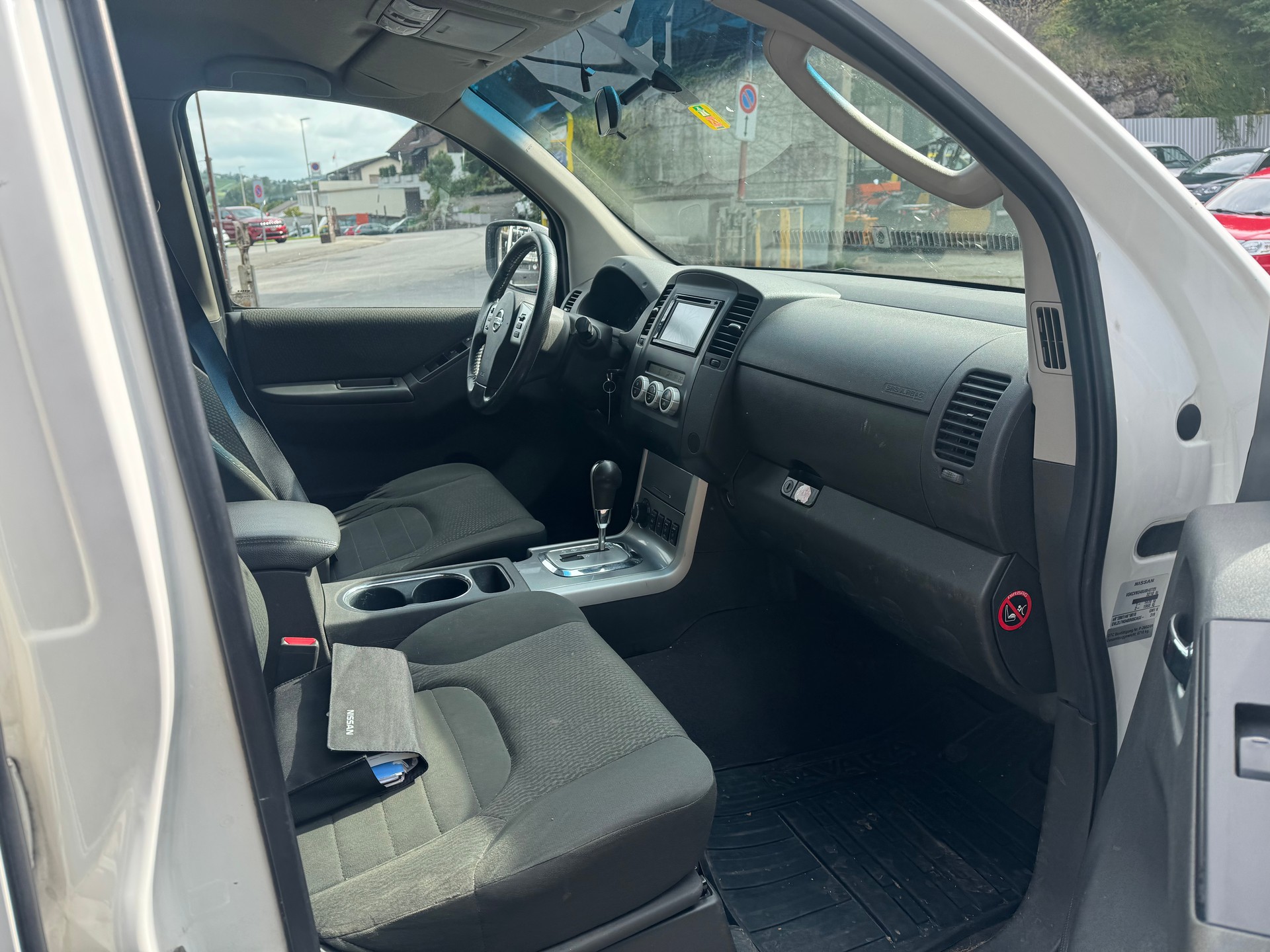 NISSAN Navara Double Cab SE 2.5 dCi 4WD Automat-image-13