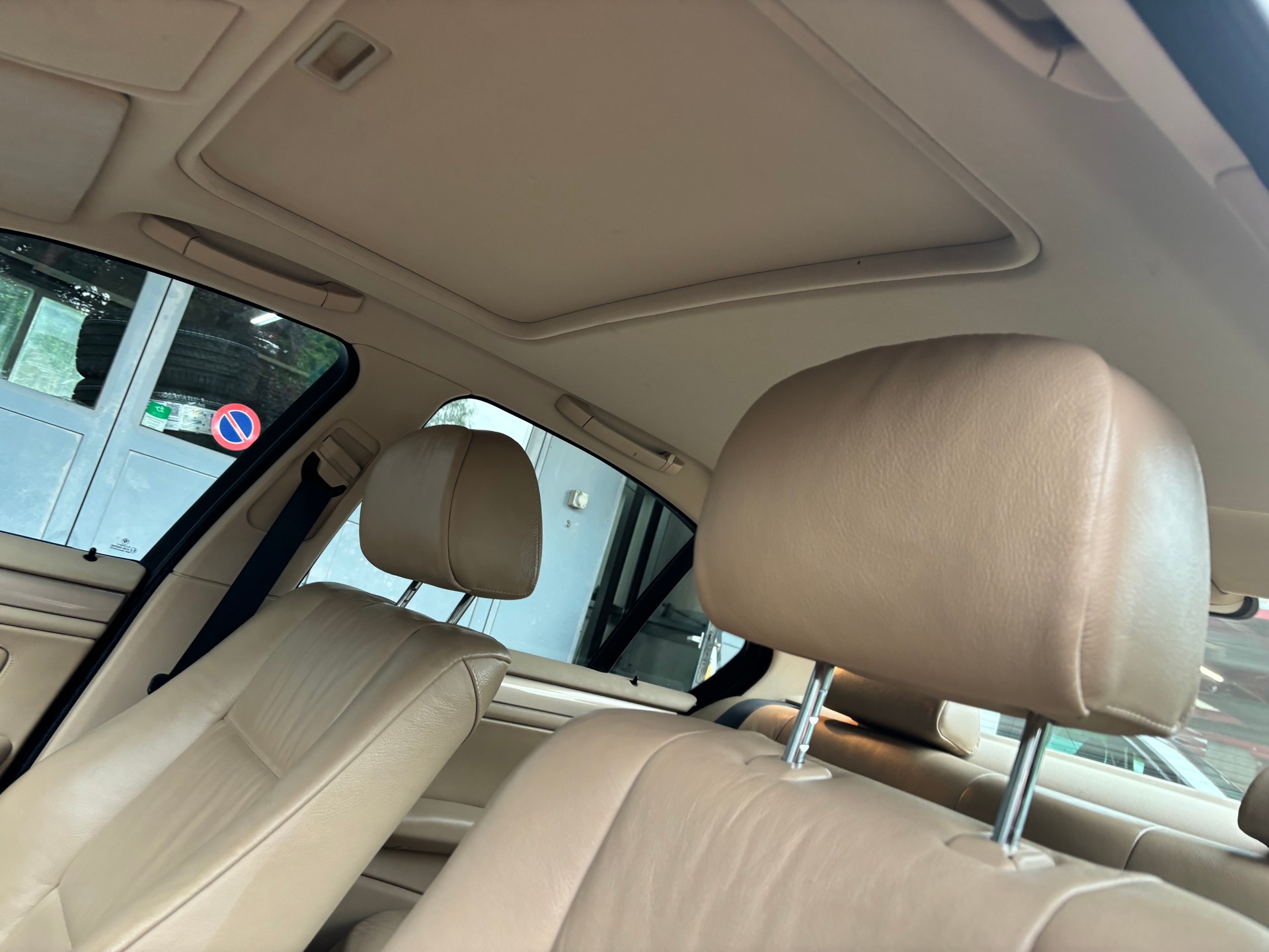 BMW 325xi-image-11