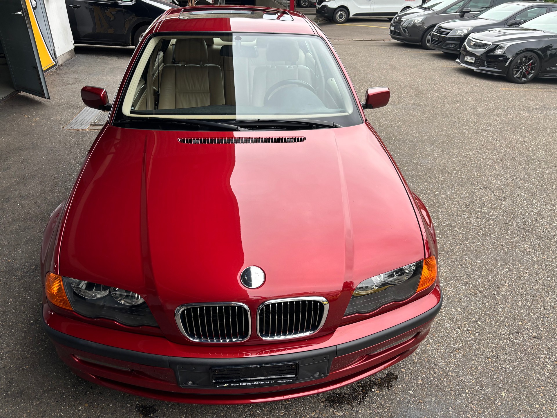 BMW 325xi-showroom-element-1
