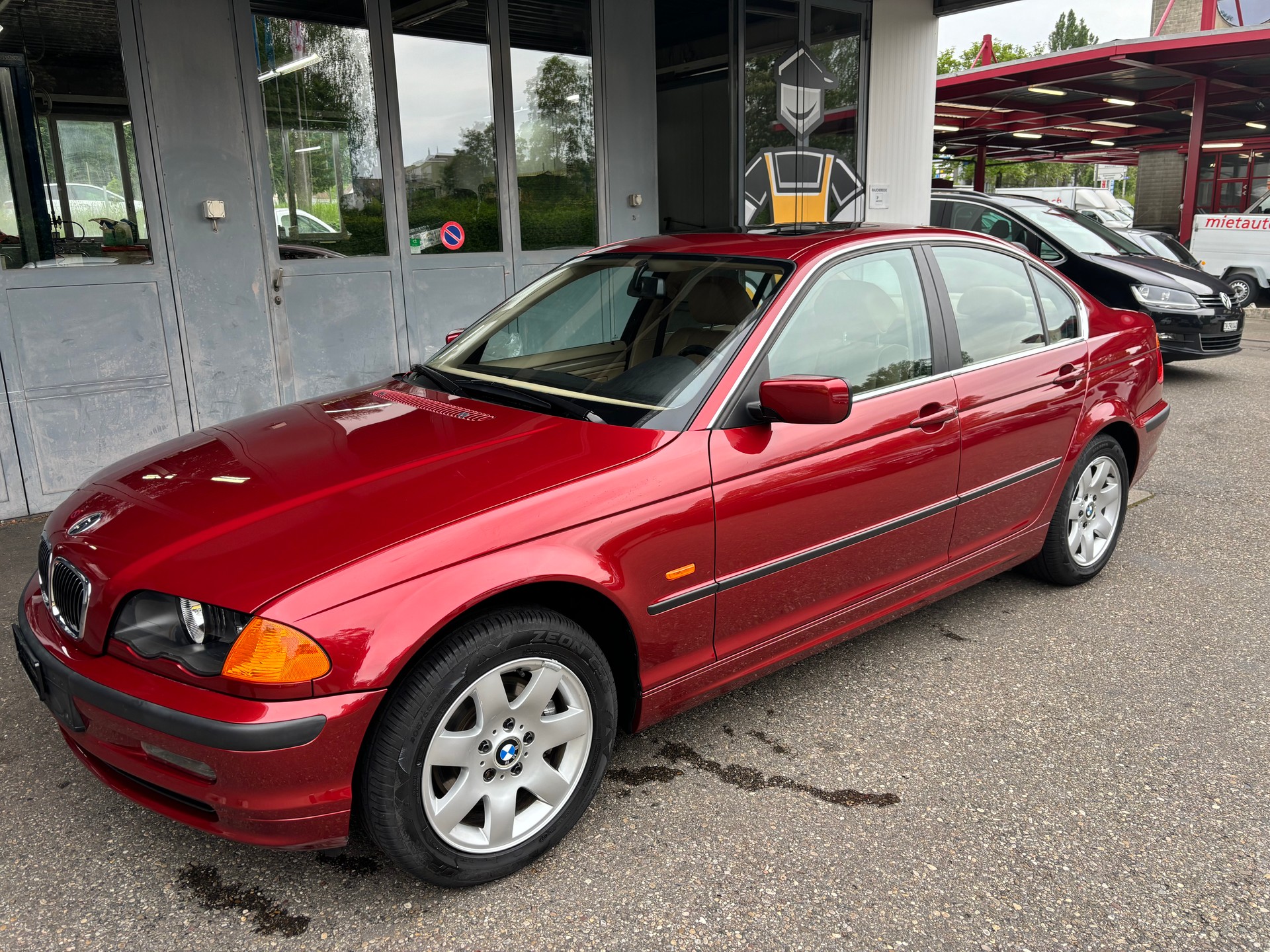 BMW 325xi-showroom-element-3