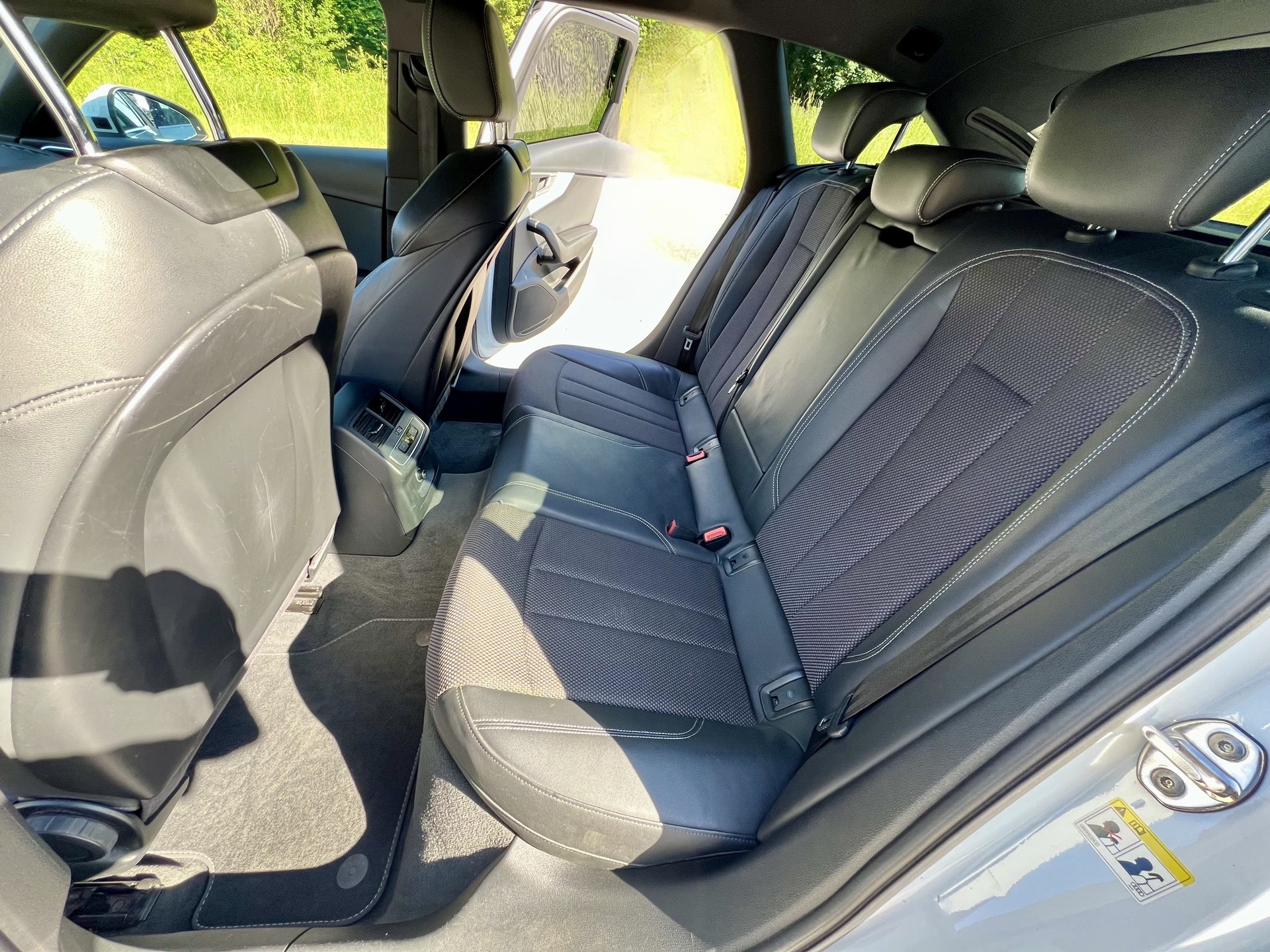 AUDI A4 Avant 2.0 TDI quattro S-LINE-image-10