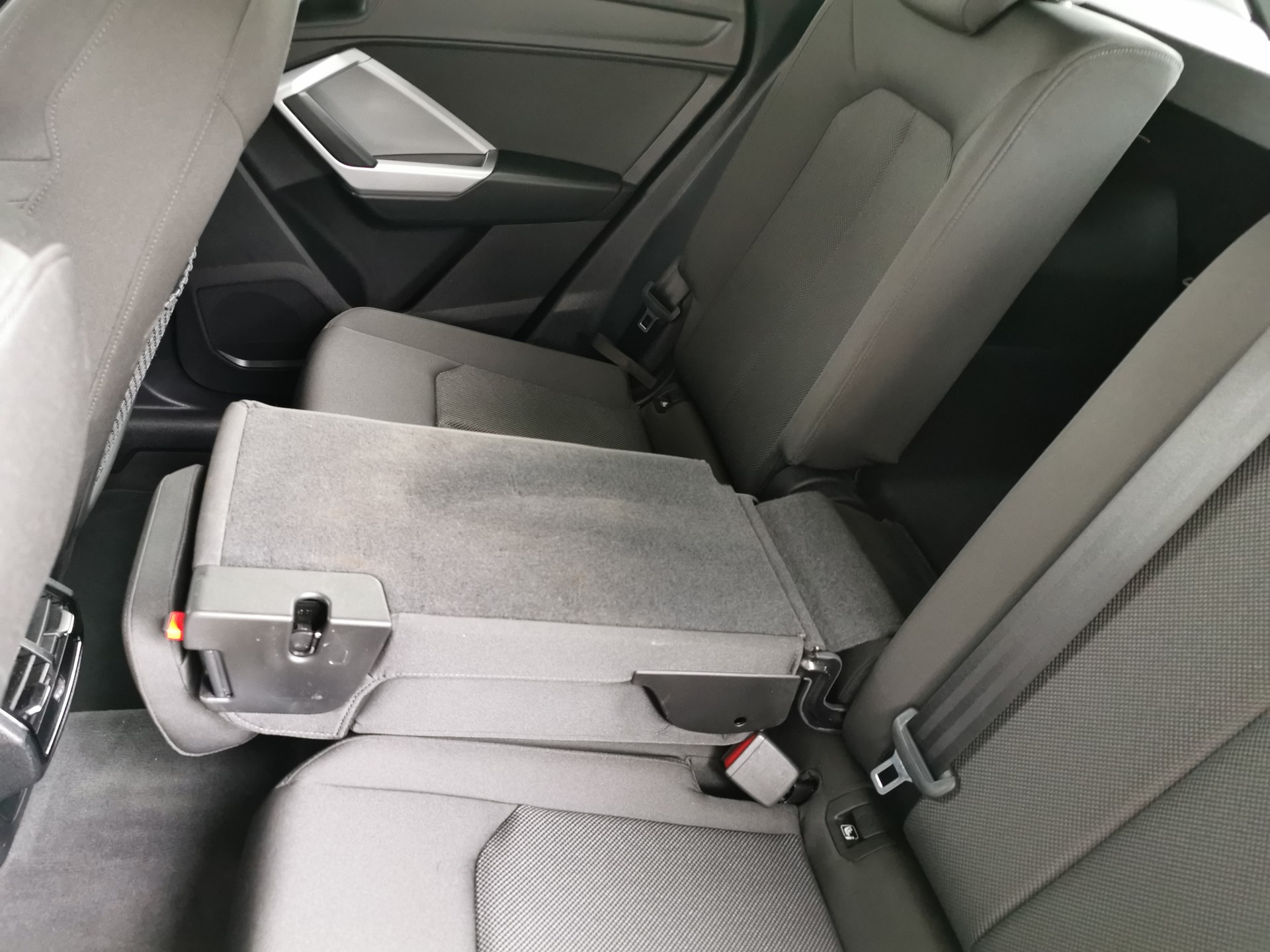 AUDI Q3 35 TDI S line quattro S-tronic-image-8