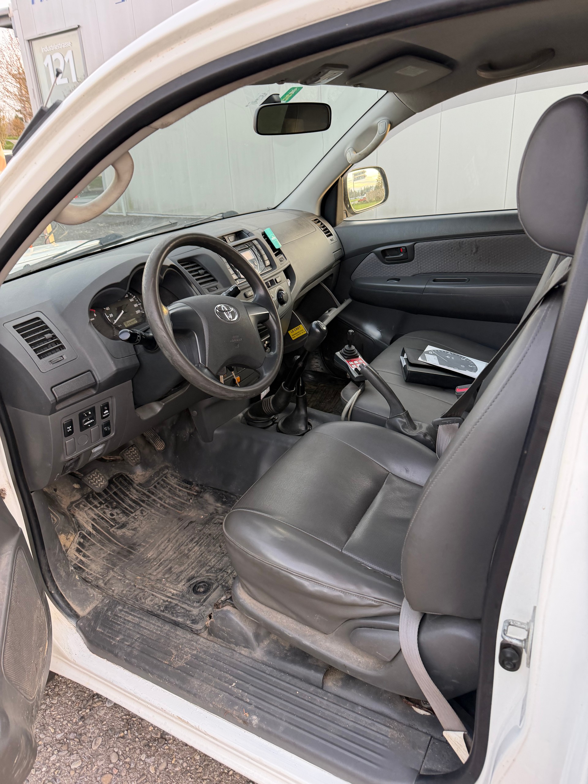TOYOTA Hilux 2.5D 4WD Single Cab Luna-image-6