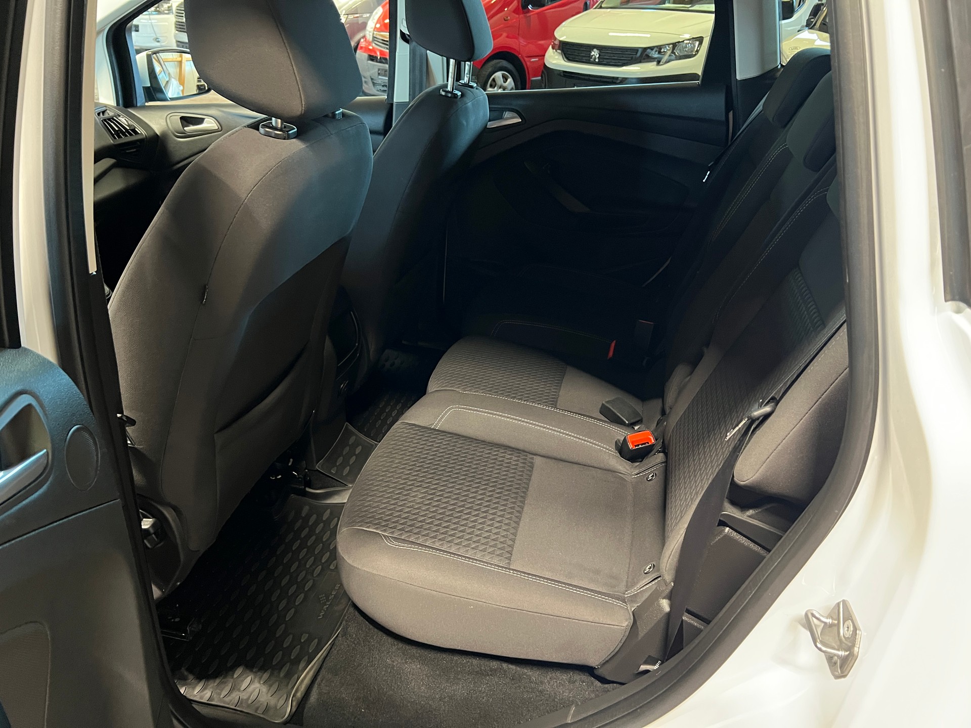 FORD C-Max 2.0 TDCi Trend PowerShift-image-12