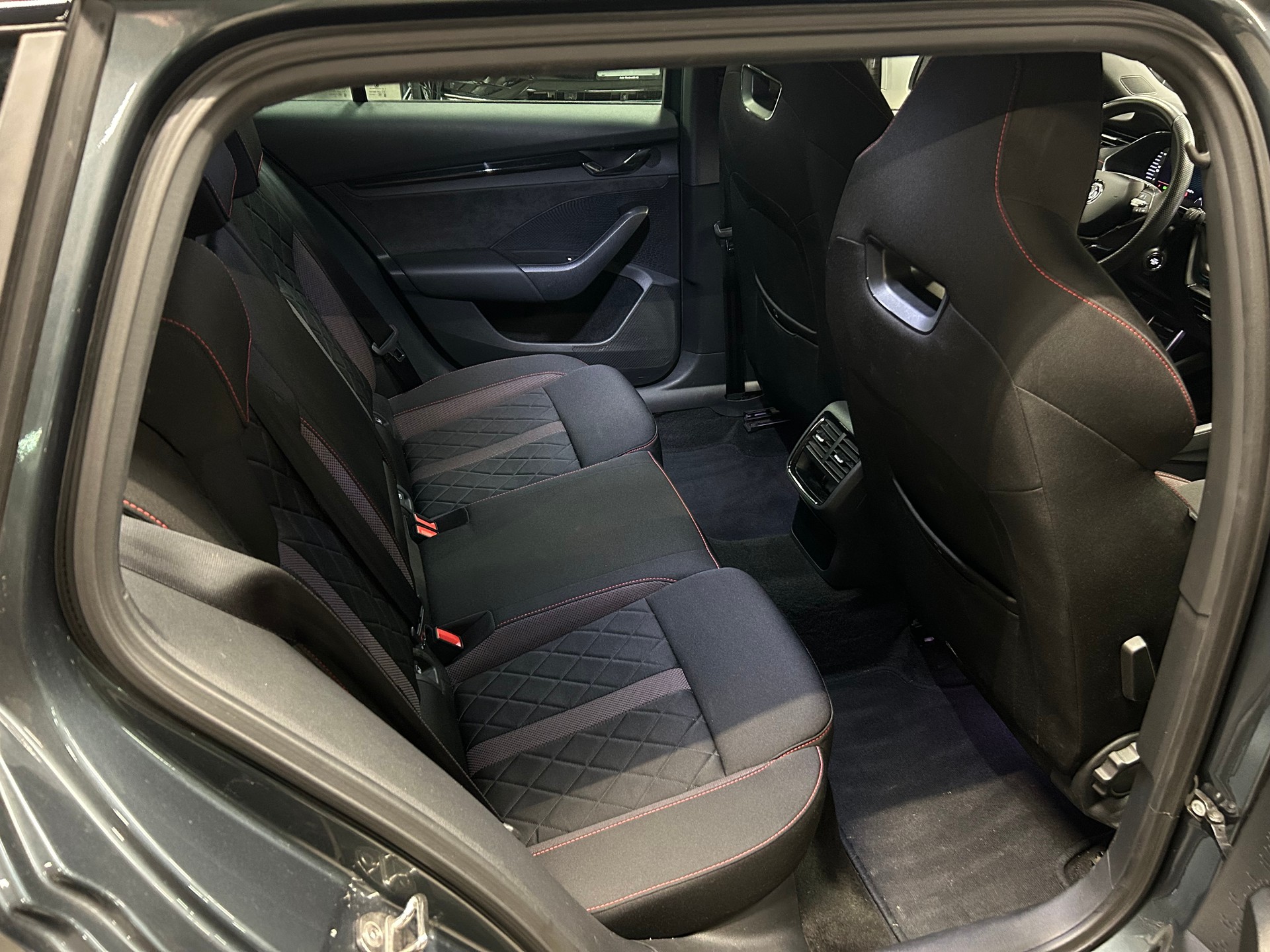 SKODA Octavia Combi 1.4 TSI PHEV DSG RS-image-11