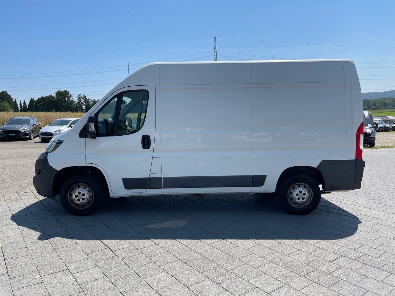 PEUGEOT Boxer 2.2 HDI 335 Allure L2H2-image-2