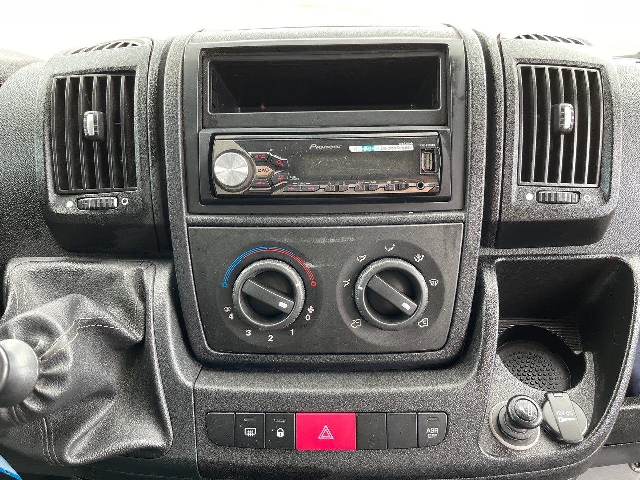 PEUGEOT Boxer 2.2 HDI 335 Allure L2H2-image-11