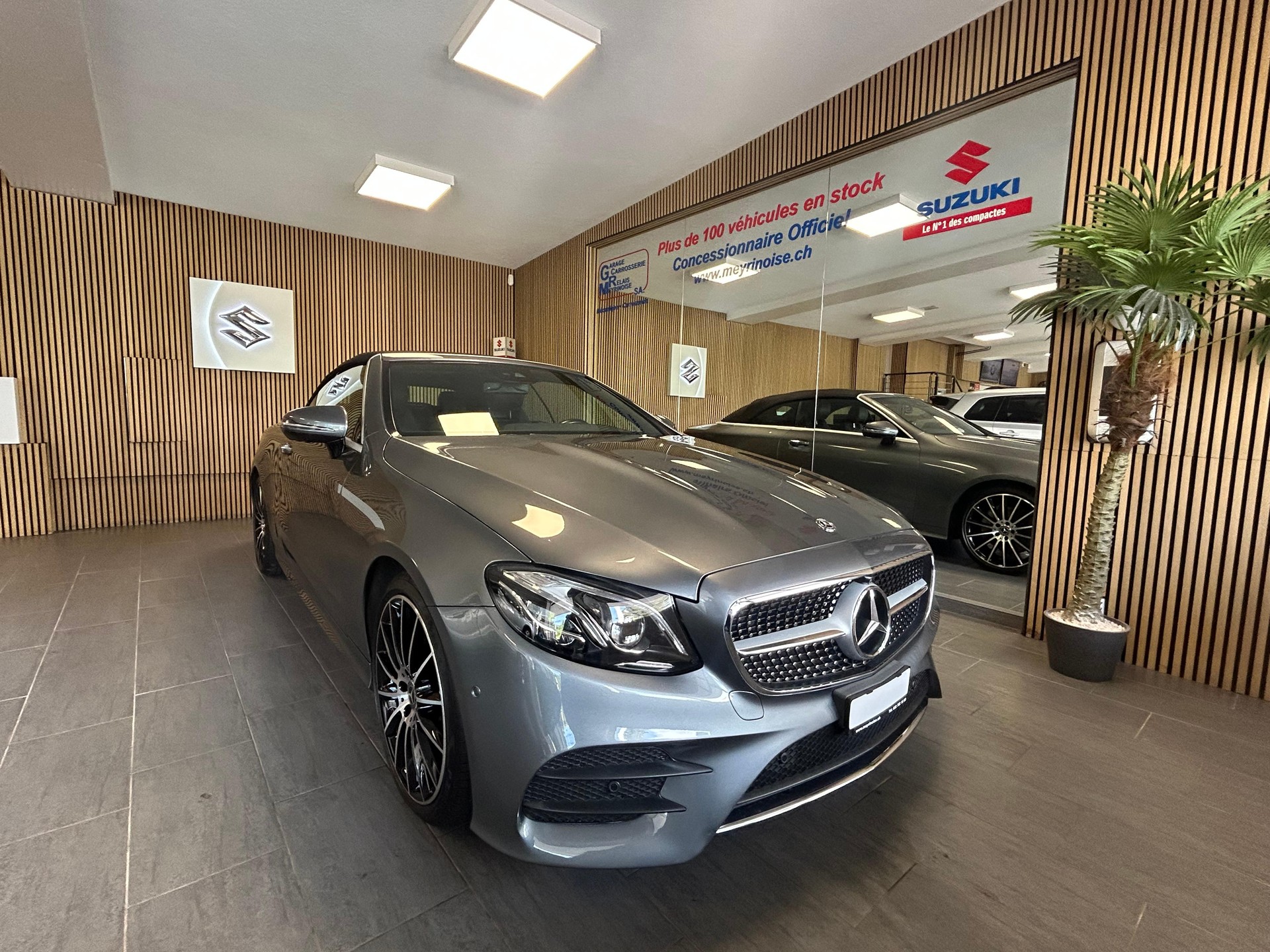 MERCEDES-BENZ E 200 AMG Line 4matic Cabriolet-showroom-element-2