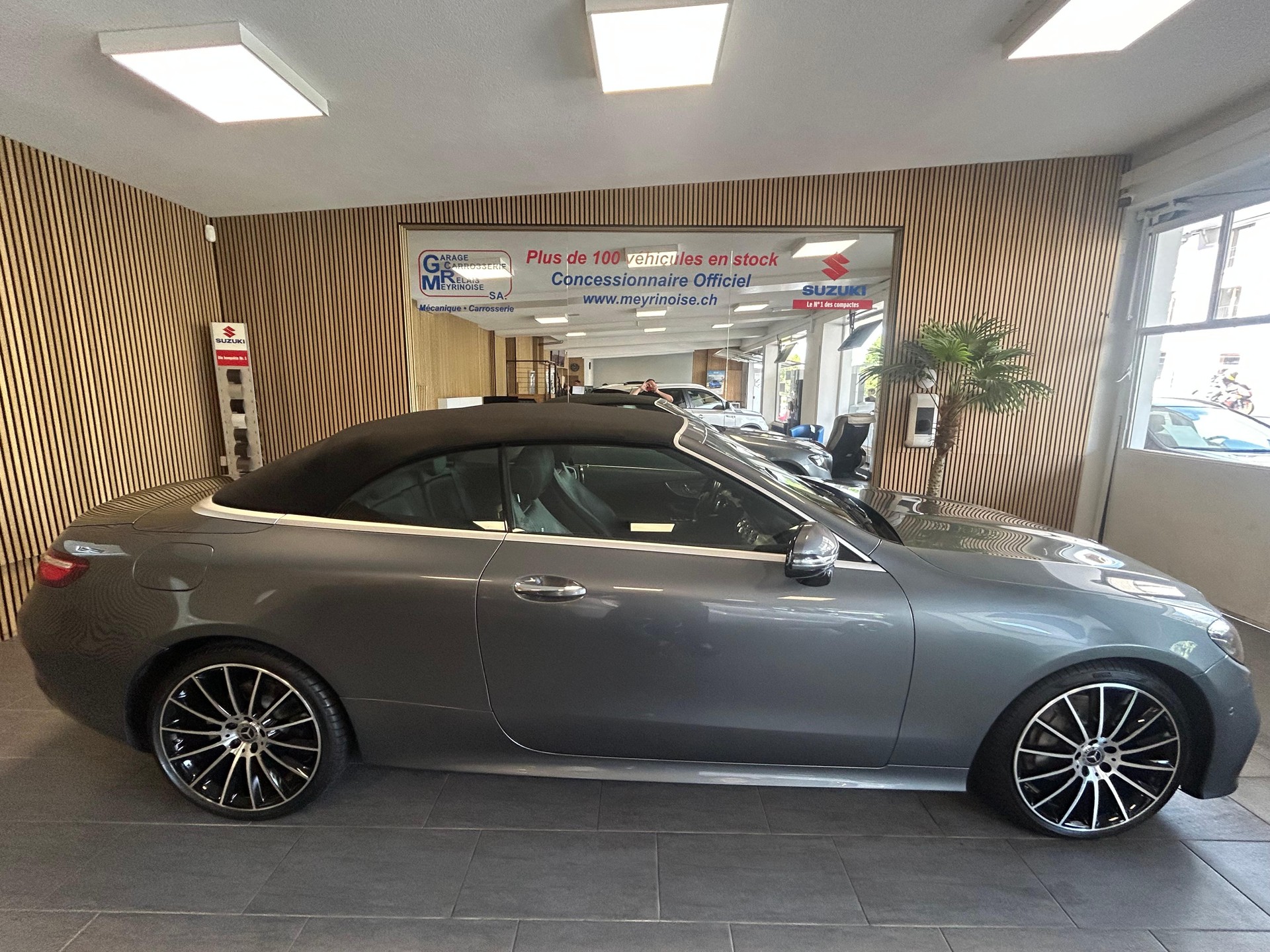 MERCEDES-BENZ E 200 AMG Line 4matic Cabriolet-showroom-element-1