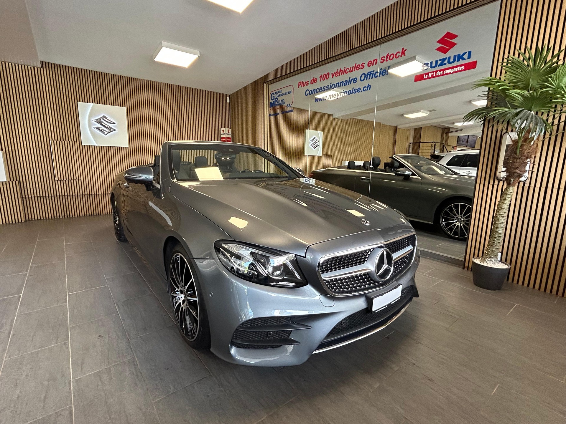 MERCEDES-BENZ E 200 AMG Line 4matic Cabriolet-showroom-element-3