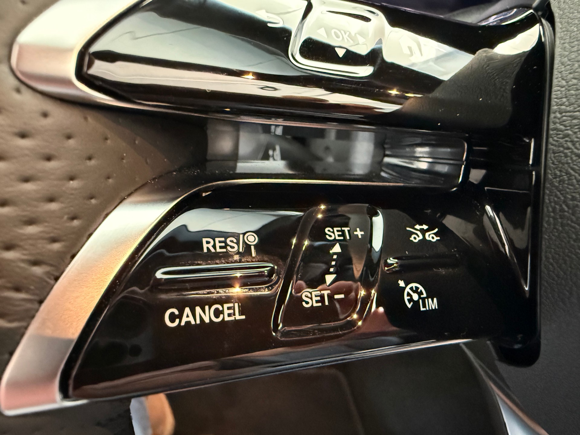 MERCEDES-BENZ E 200 Cabriolet 4Matic Night Edition 9G-Tronic-image-10