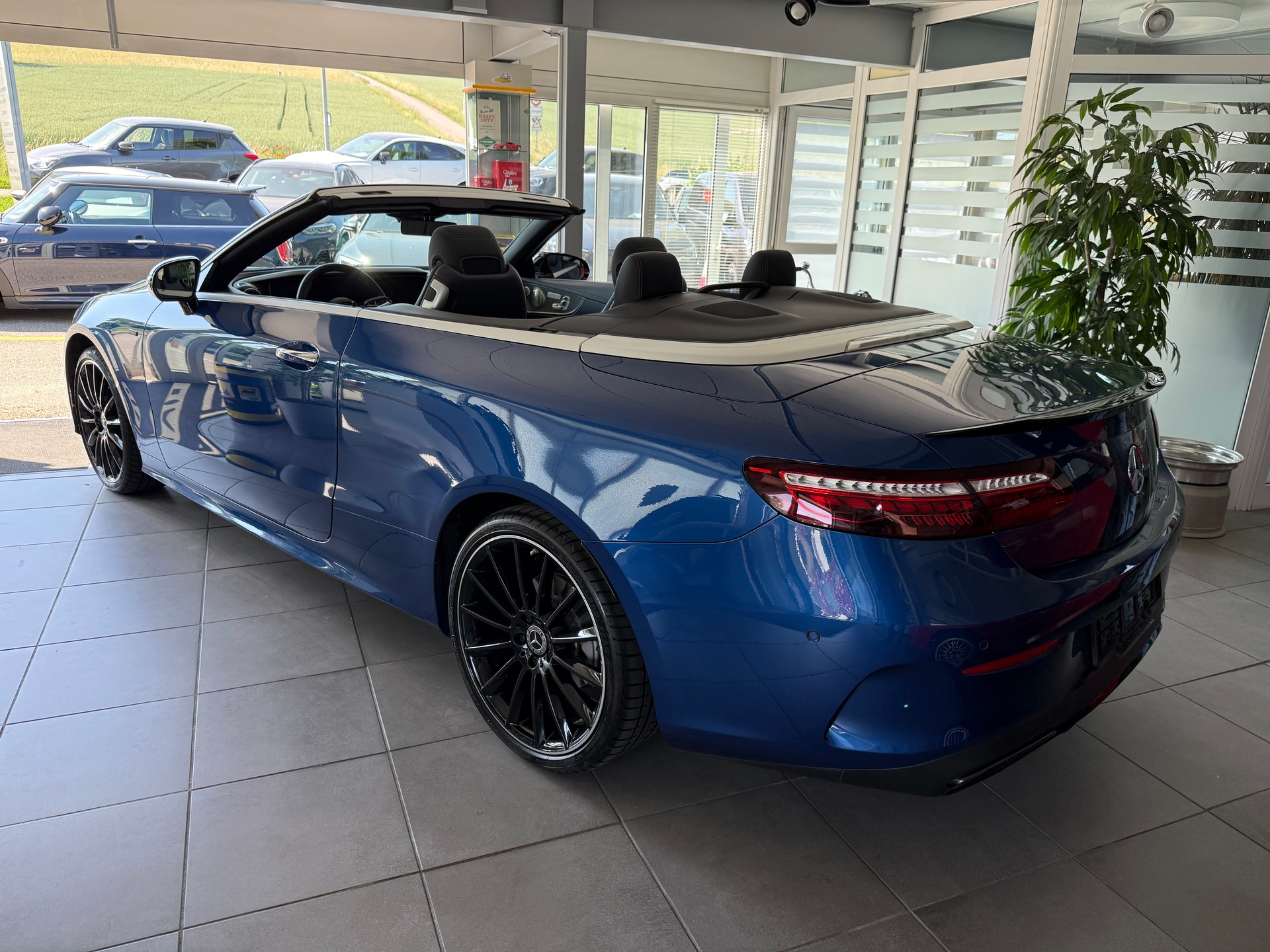 MERCEDES-BENZ E 200 Cabriolet 4Matic Night Edition 9G-Tronic-image-13