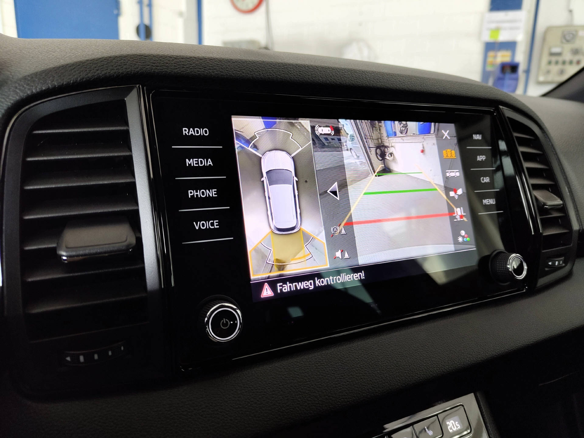SKODA Karoq 1.5 TSI SportLine DSG-image-8
