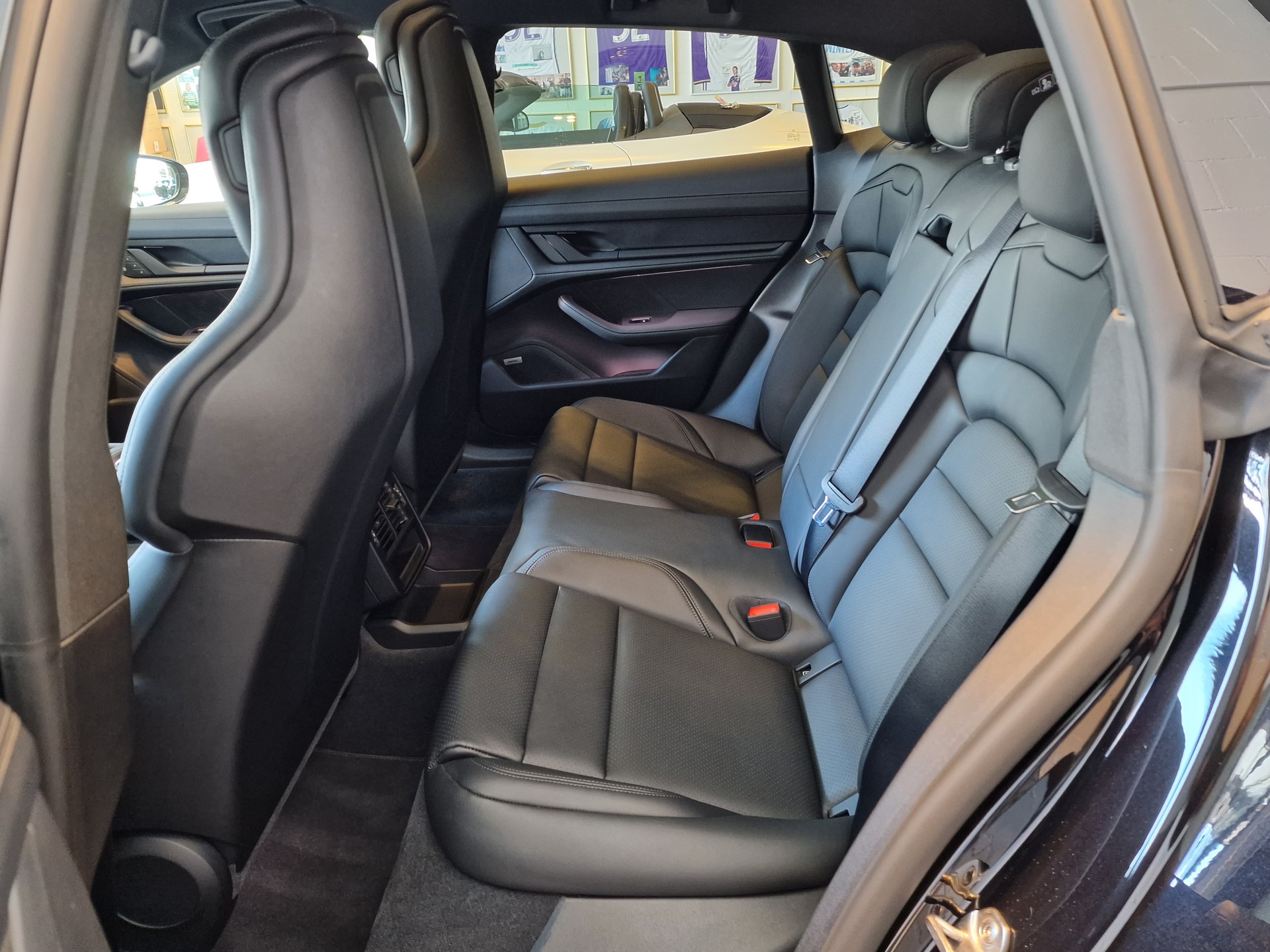 PORSCHE Taycan 4 Cross Turismo-image-16