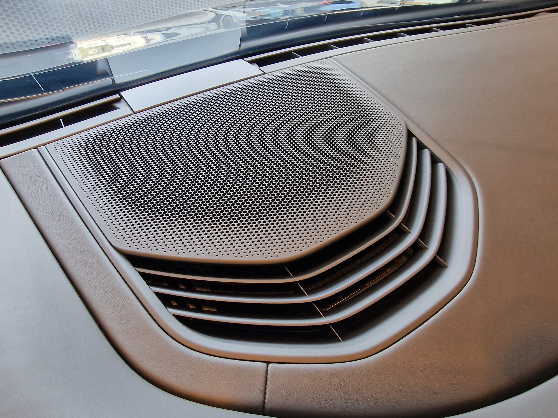 PORSCHE Taycan 4 Cross Turismo-image-18
