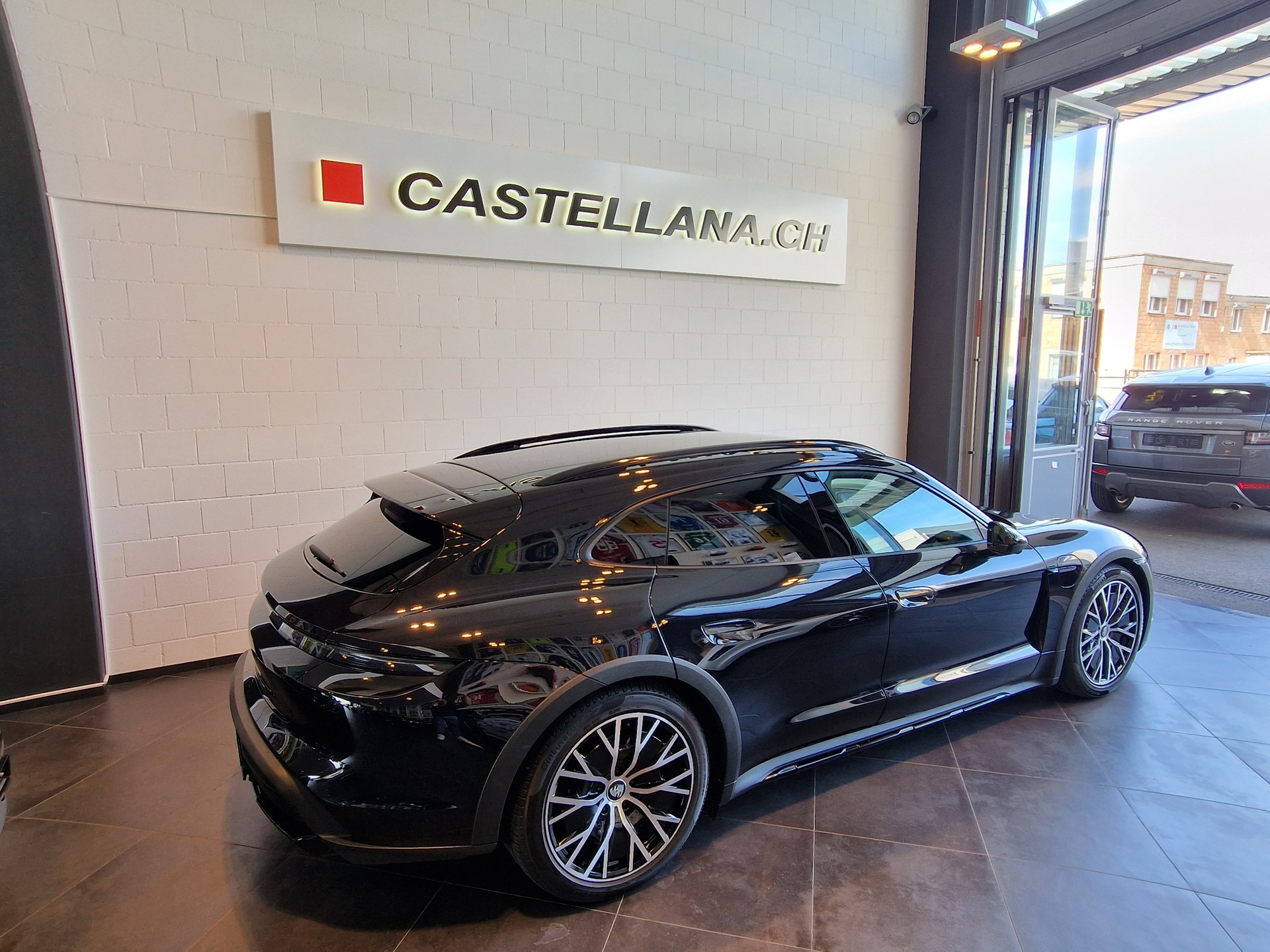 PORSCHE Taycan 4 Cross Turismo-image-4