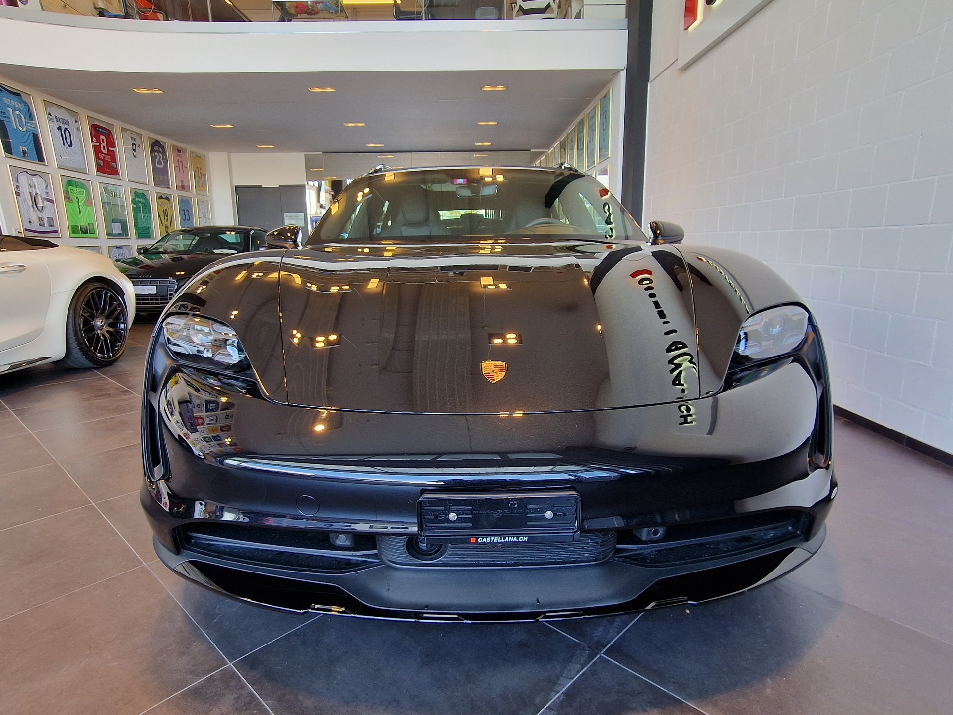PORSCHE Taycan 4 Cross Turismo-showroom-element-1