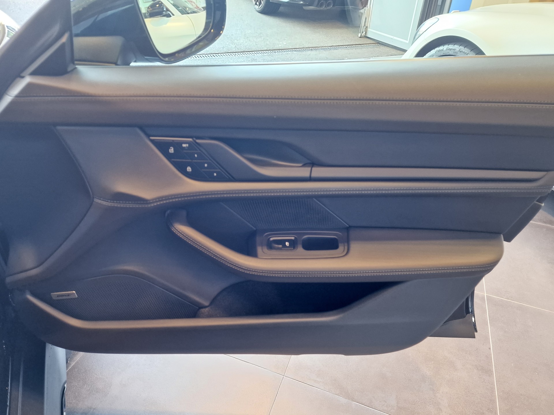 PORSCHE Taycan 4 Cross Turismo-image-24