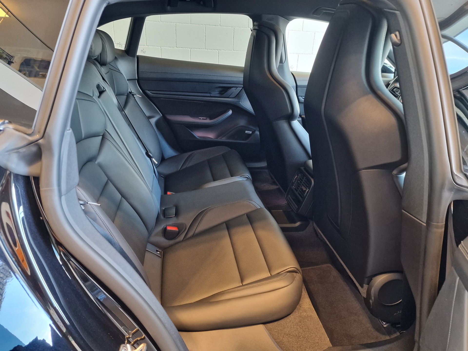PORSCHE Taycan 4 Cross Turismo-image-17