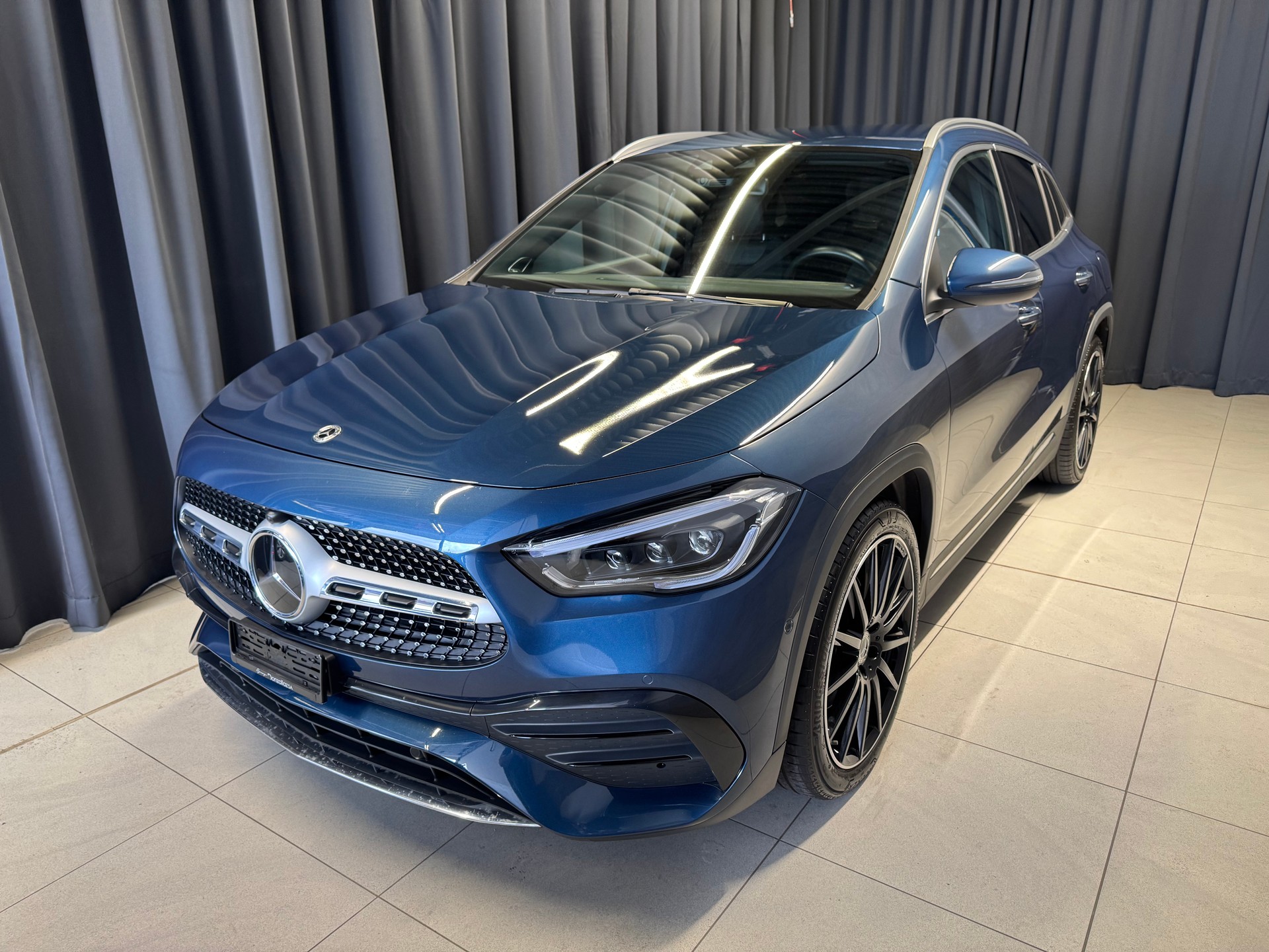 MERCEDES-BENZ GLA 200 4Matic AMG Line 8G-DCT(7)(M)-showroom-element-2
