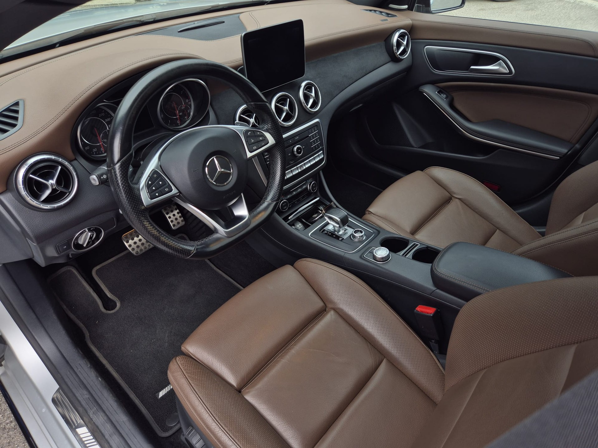 MERCEDES-BENZ CLA Shooting Brake 45 AMG 4Matic Speedshift-image-8