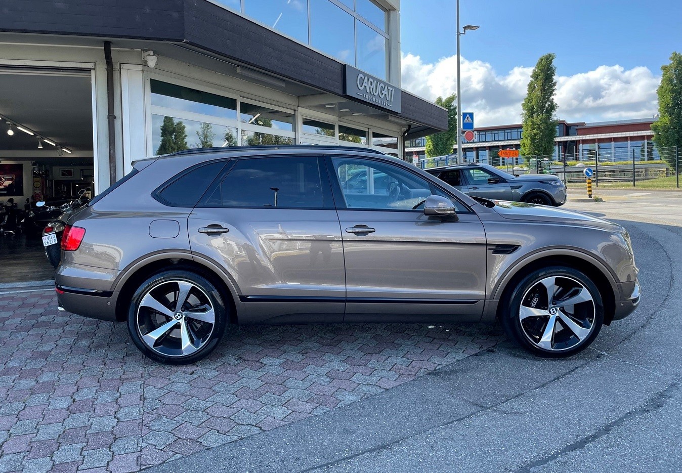 BENTLEY Bentayga V8-showroom-element-3