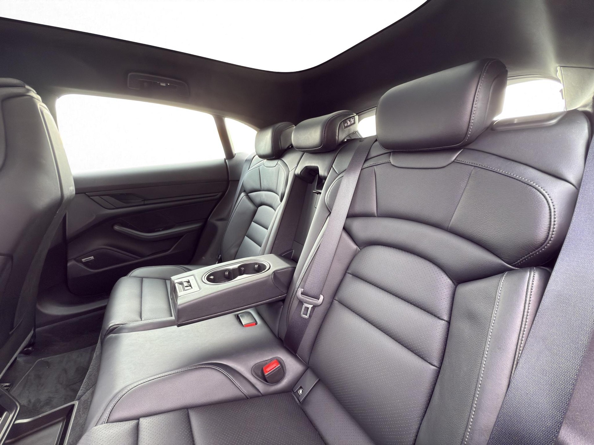 PORSCHE Taycan Cross Turismo 4-image-28