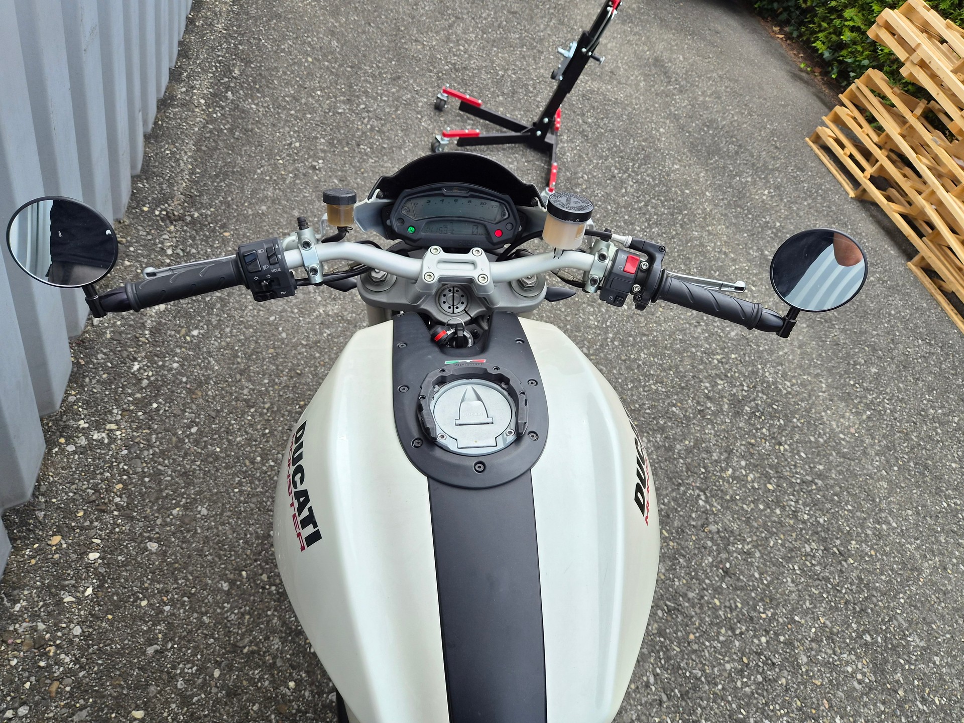 DUCATI Monster 1100 ABS-image-8