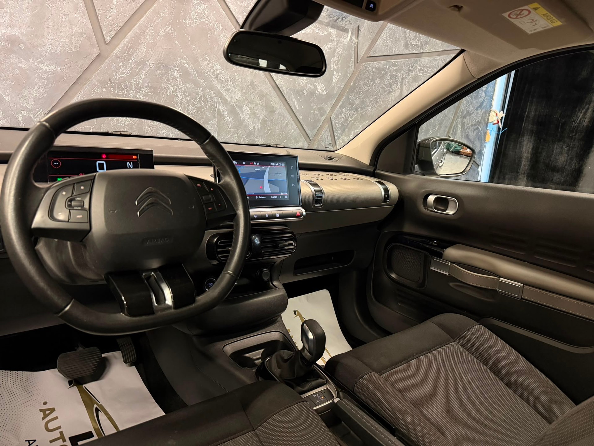 CITROEN C4 Cactus 1.2 Pure Tech Shine EAT6-image-9