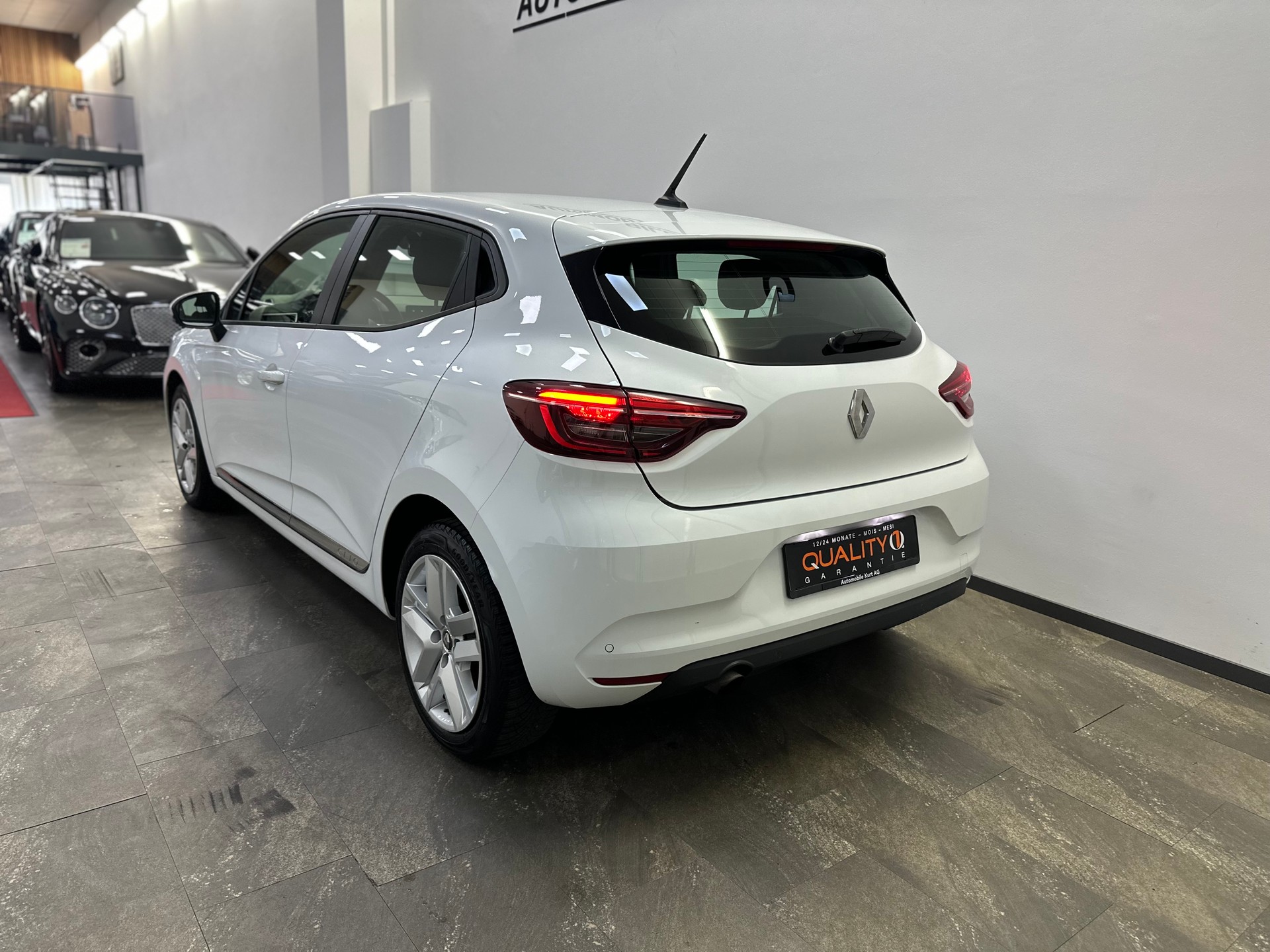 RENAULT Clio 1.0 Business-showroom-element-3