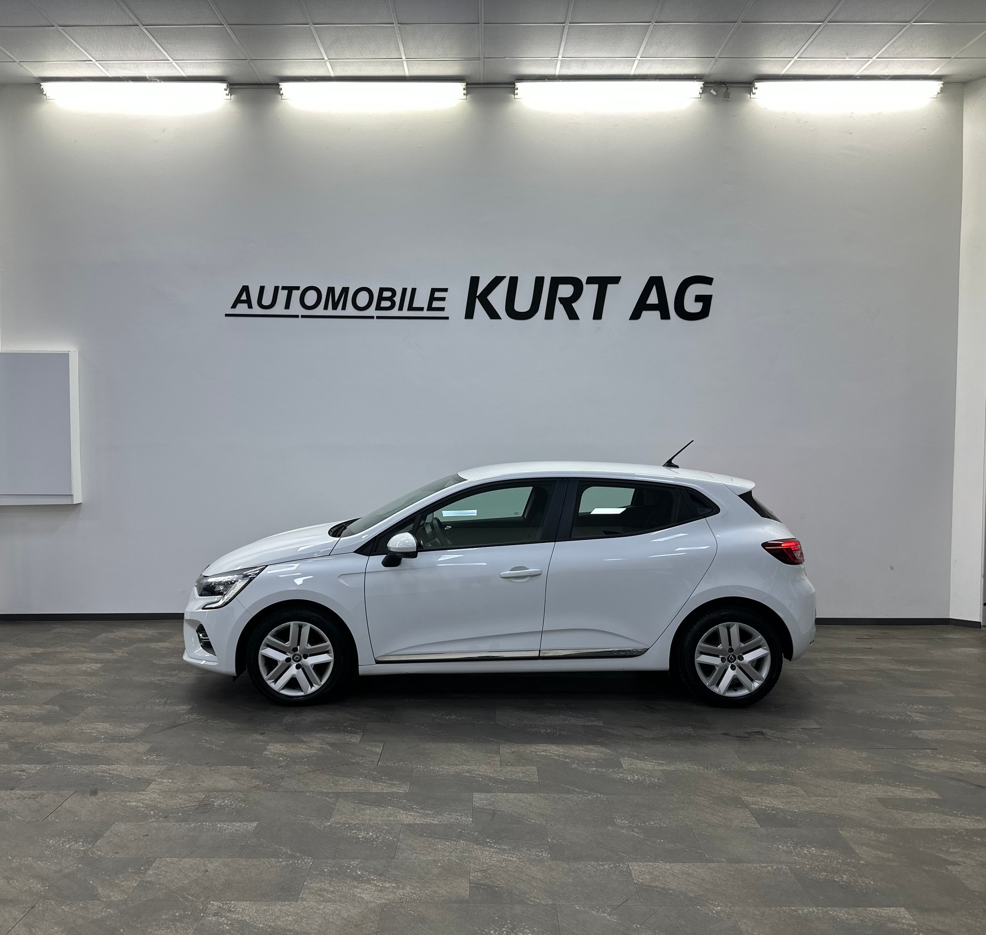 RENAULT Clio 1.0 Business-showroom-element-2