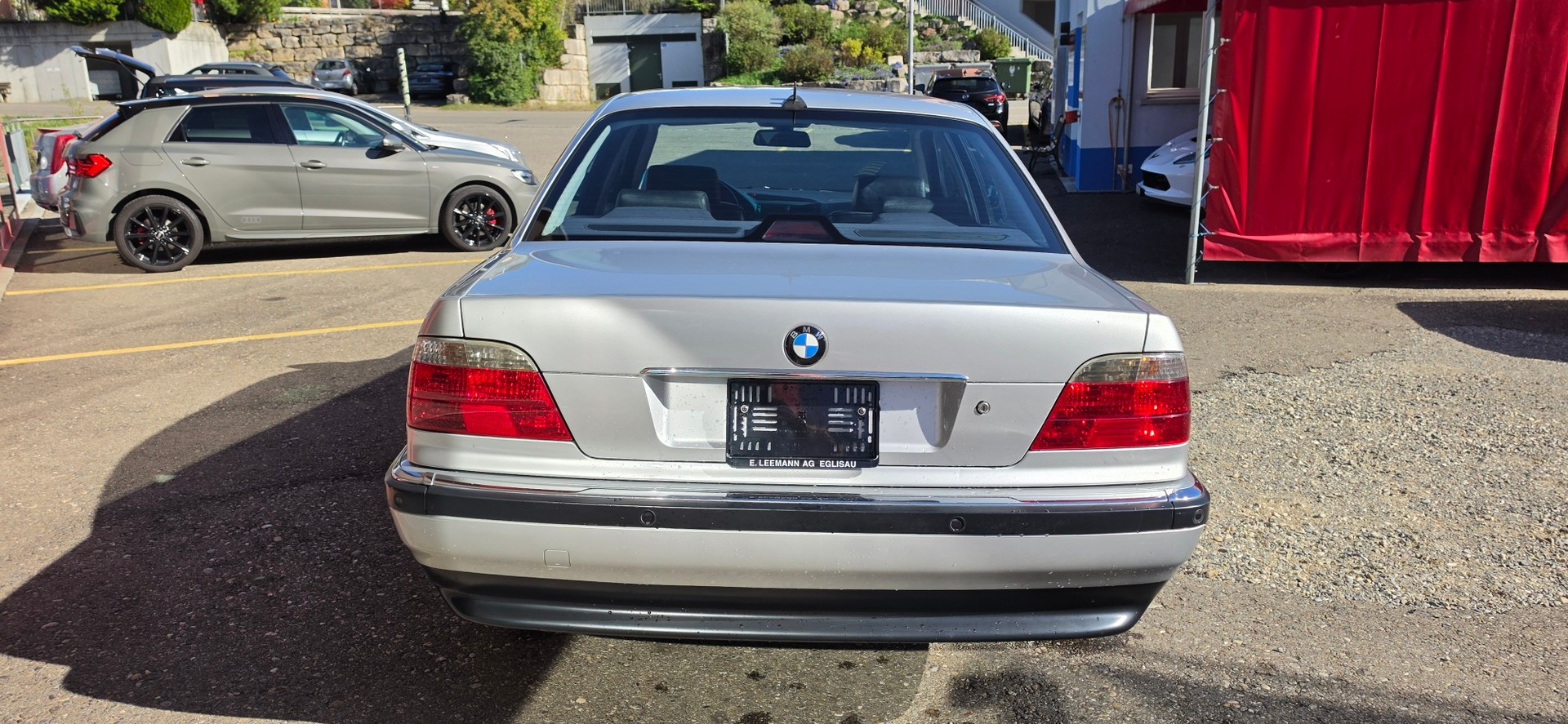 BMW 735i-showroom-element-3
