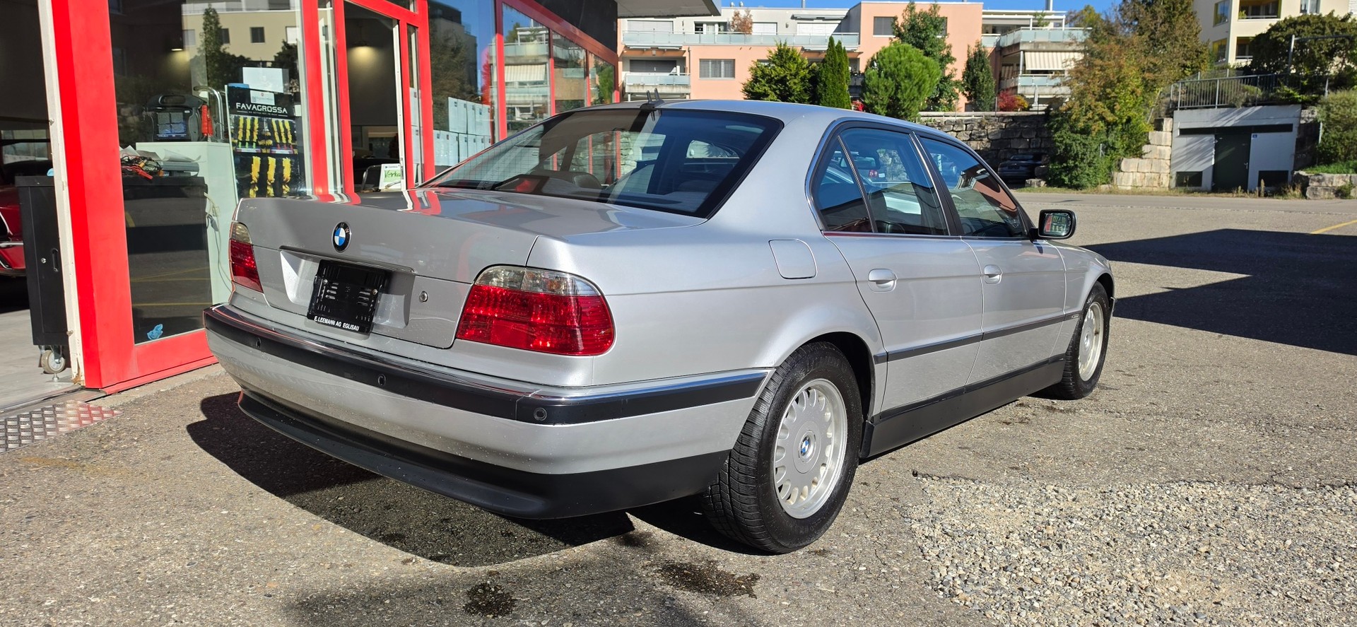 BMW 735i-showroom-element-2