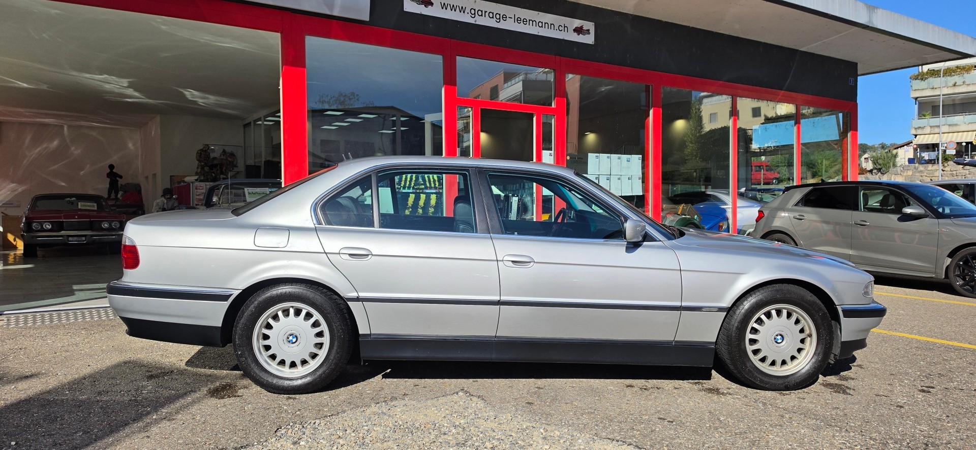 BMW 735i-showroom-element-1